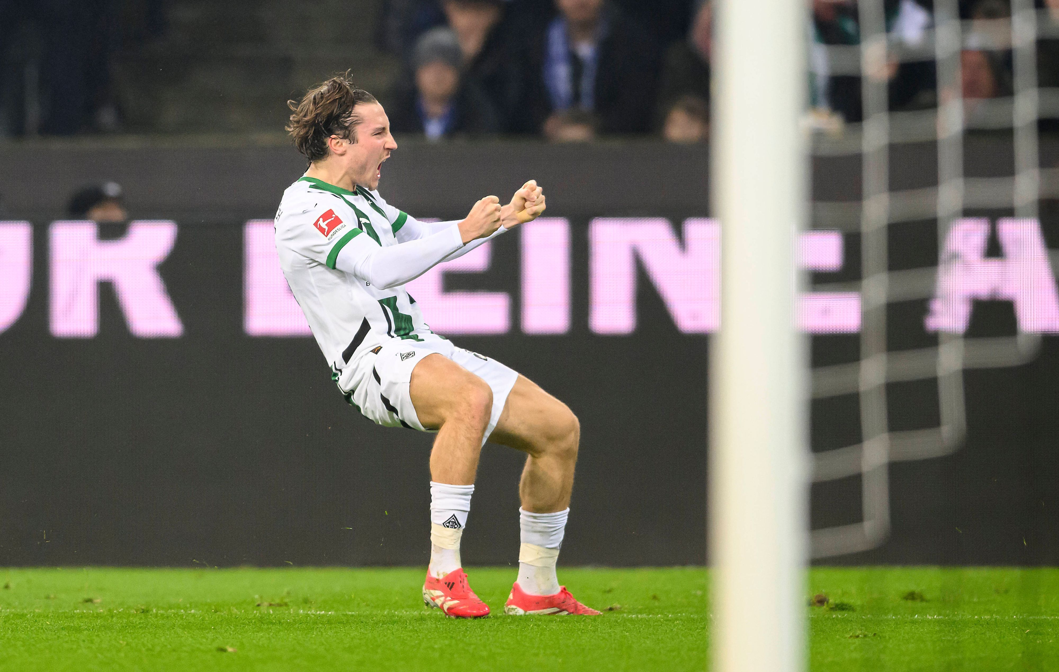 Rocco Reitz schreit und ballt die Fäuste zum Jubel.