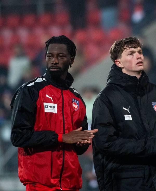 Die Heidenheim-Profis Omar Traoré, Paul Wanner und Kevin Müller stehen nach dem Playoff-Rückspiel in der Conference League gegen den FC Kopenhagen enttäuscht vor der Kurve und applaudieren den Fans.