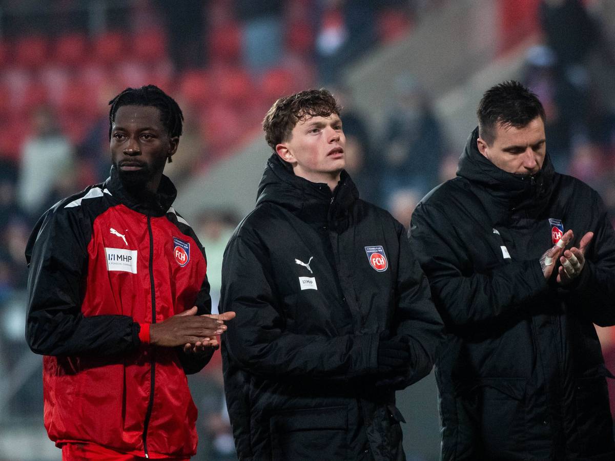 Die Heidenheim-Profis Omar Traoré, Paul Wanner und Kevin Müller stehen nach dem Playoff-Rückspiel in der Conference League gegen den FC Kopenhagen enttäuscht vor der Kurve und applaudieren den Fans.