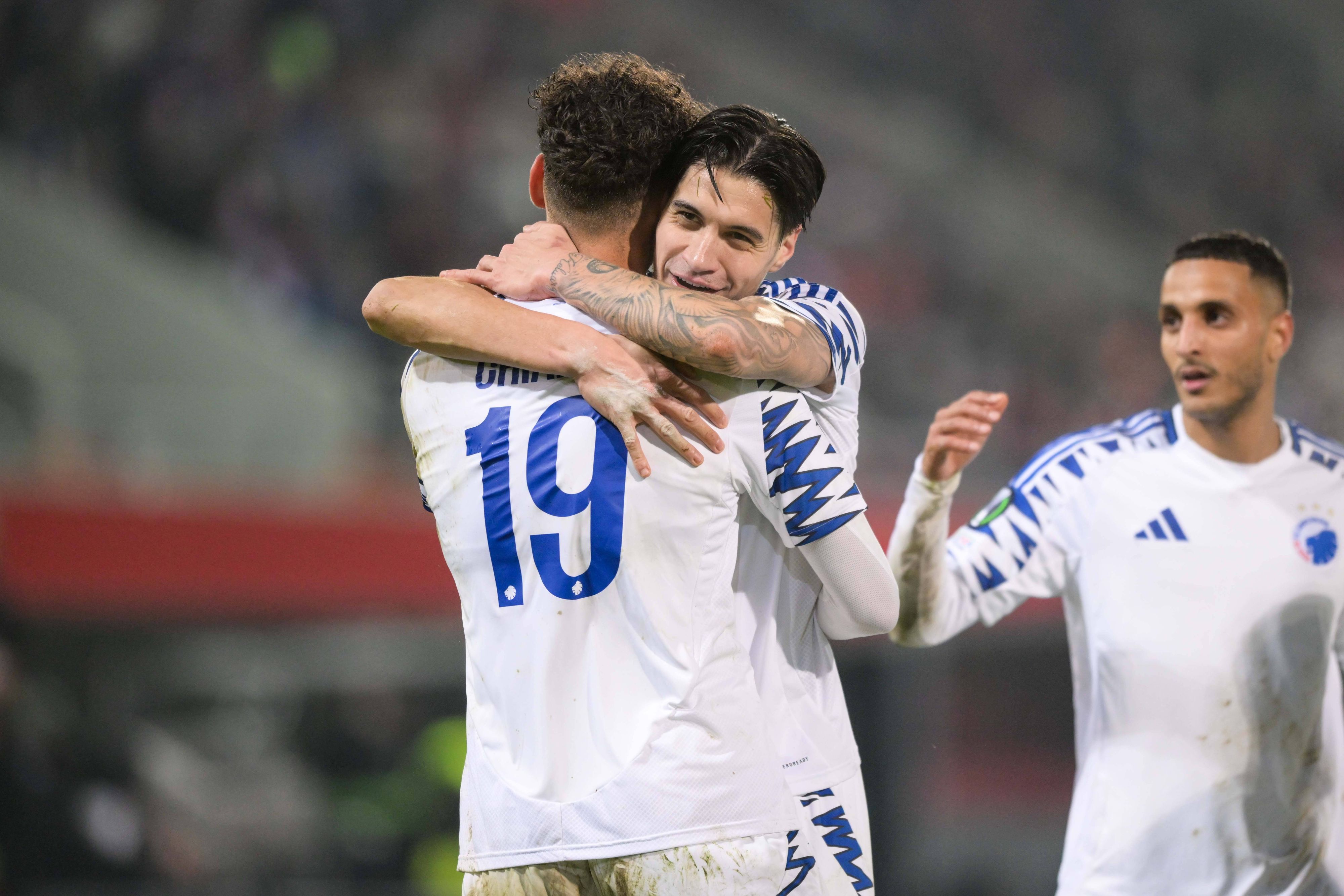 Kopenhagens Kevin Diks umarmt Teamkollege Amin Chiakha im Playoff-Rückspiel der Conference League nach dessen Tor zum 1:0.