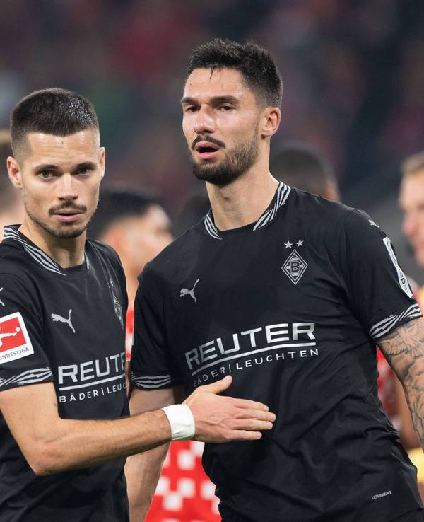 Die Gladbach-Profis Julian Weigl und Tim Kleindienst klatschen nach dem Bundesliga-Spiel beim 1. FSV Mainz 05 auf dem Platz ab.