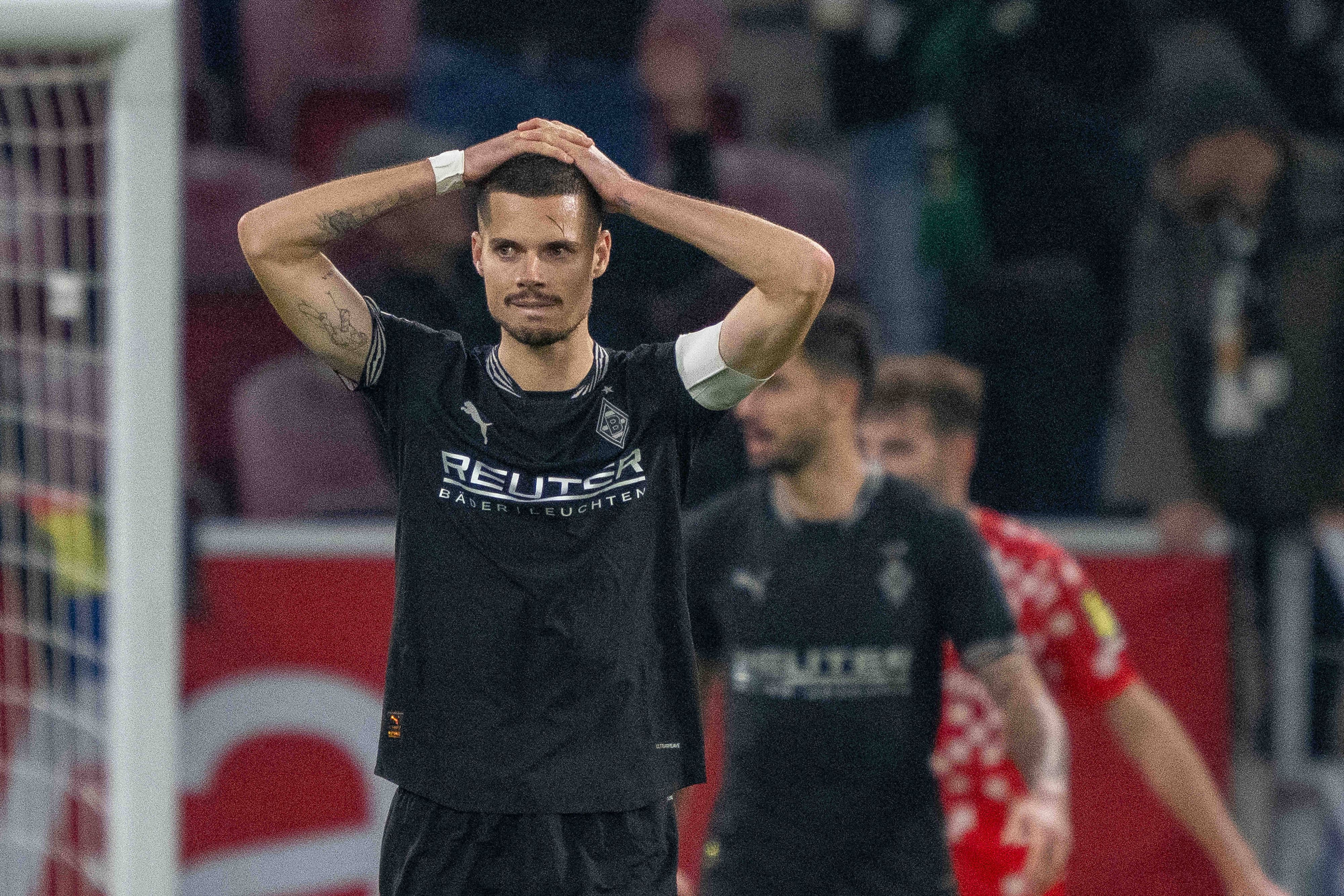 Julian Weigl schlägt sich die Hände über den Kopf zusammen.