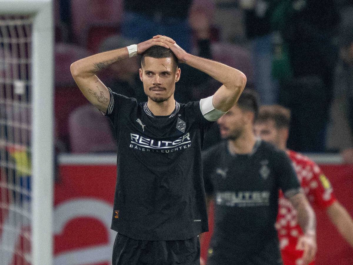 Julian Weigl schlägt sich die Hände über den Kopf zusammen.