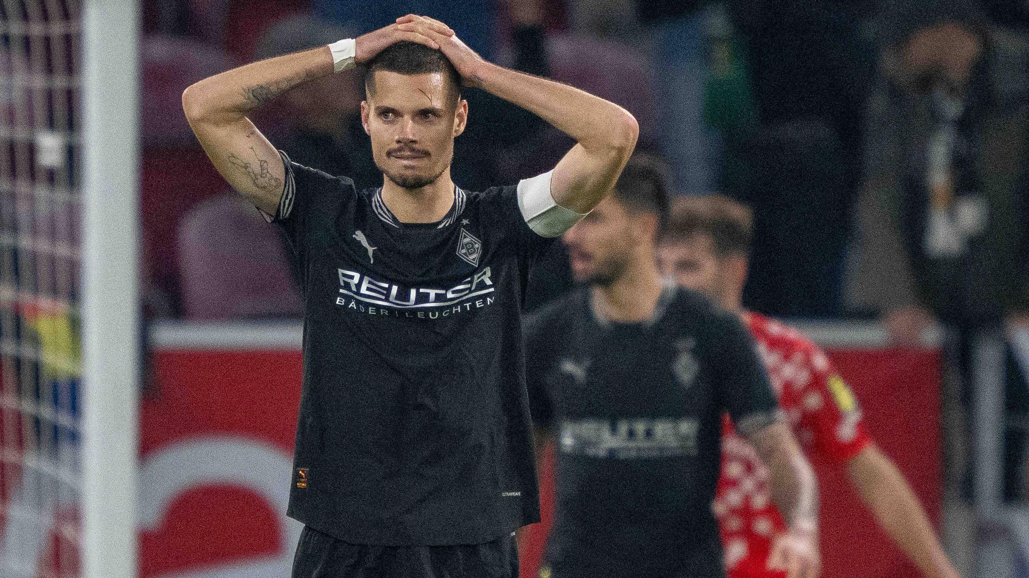 Julian Weigl schlägt sich die Hände über den Kopf zusammen.
