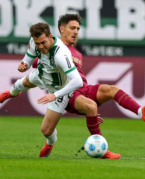 Borussia Mönchengladbachs Joe Scally und Augsburgs Dimitrios Giannoulis kämpfen um den Ball.