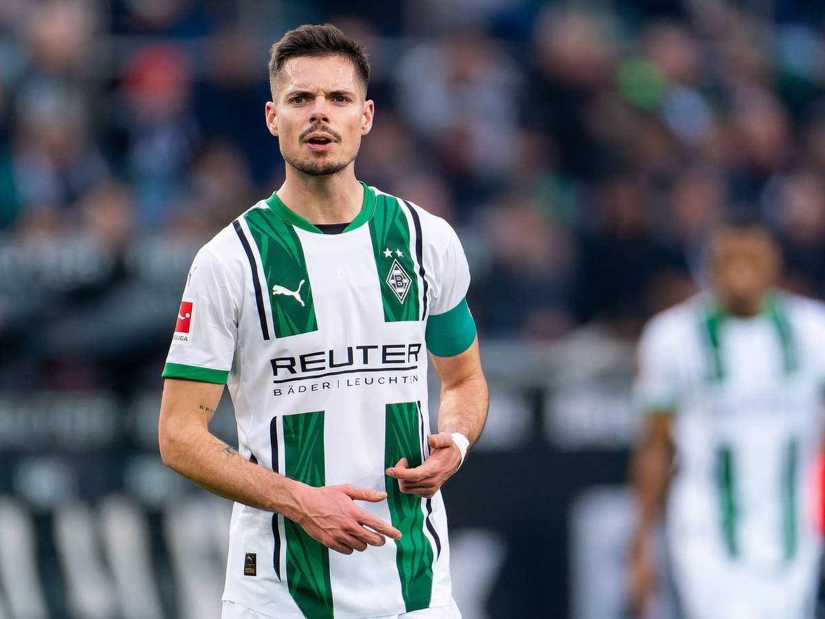 Borussia Mönchengladbachs Julian Weigl steht im Bundesliga-Spiel gegen den FC Augsburg auf dem Platz und verzieht das Gesicht.