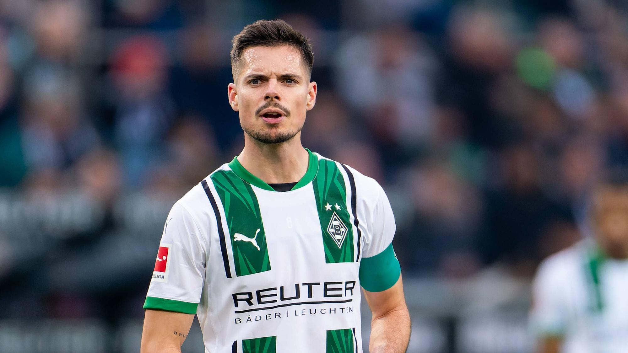 Borussia Mönchengladbachs Julian Weigl steht im Bundesliga-Spiel gegen den FC Augsburg auf dem Platz und verzieht das Gesicht.