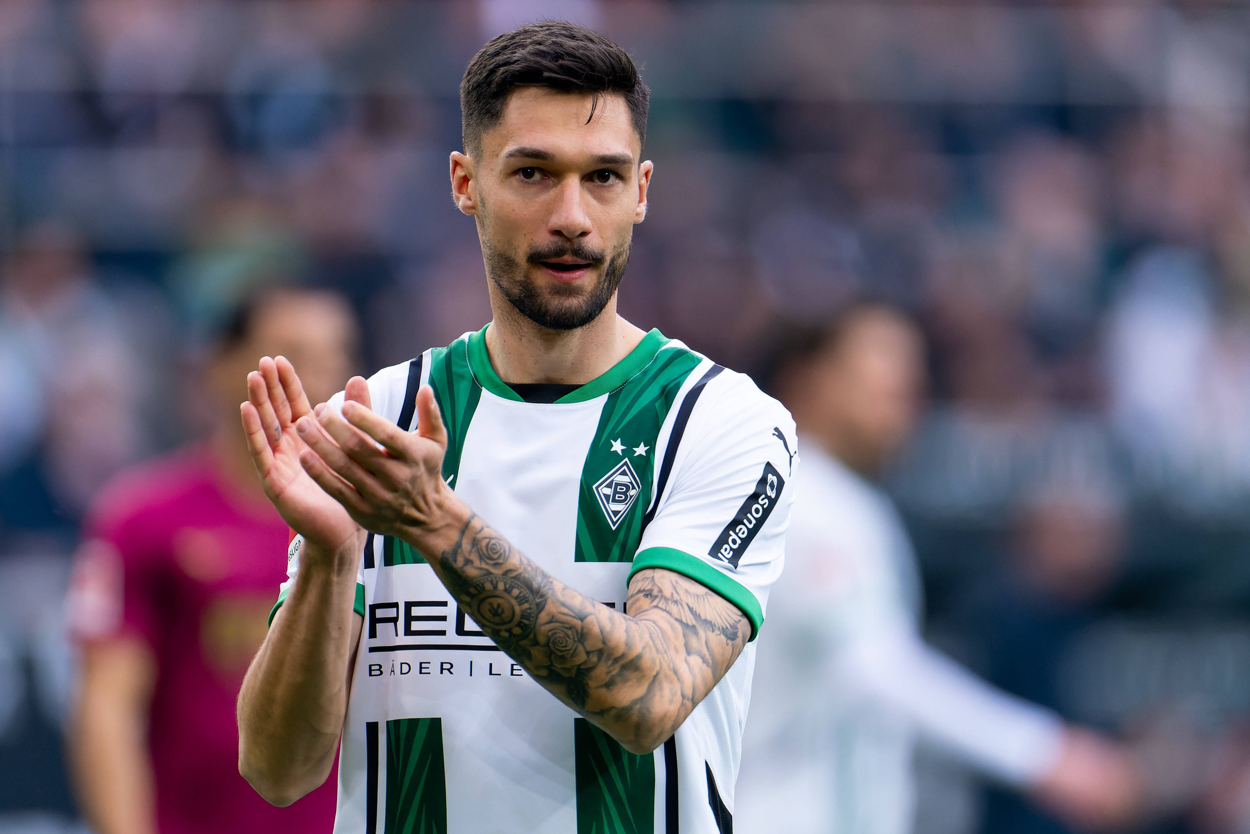 Borussia Mönchengladbachs Stürmer Tim Kleindienst applaudiert den Fans nach dem Bundesliga-Spiel gegen den FC Augsburg.