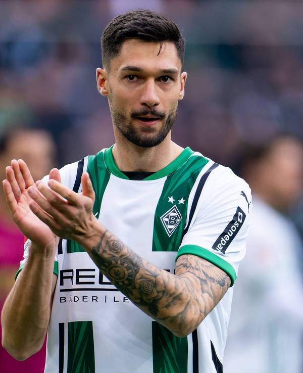 Borussia Mönchengladbachs Stürmer Tim Kleindienst applaudiert den Fans nach dem Bundesliga-Spiel gegen den FC Augsburg.