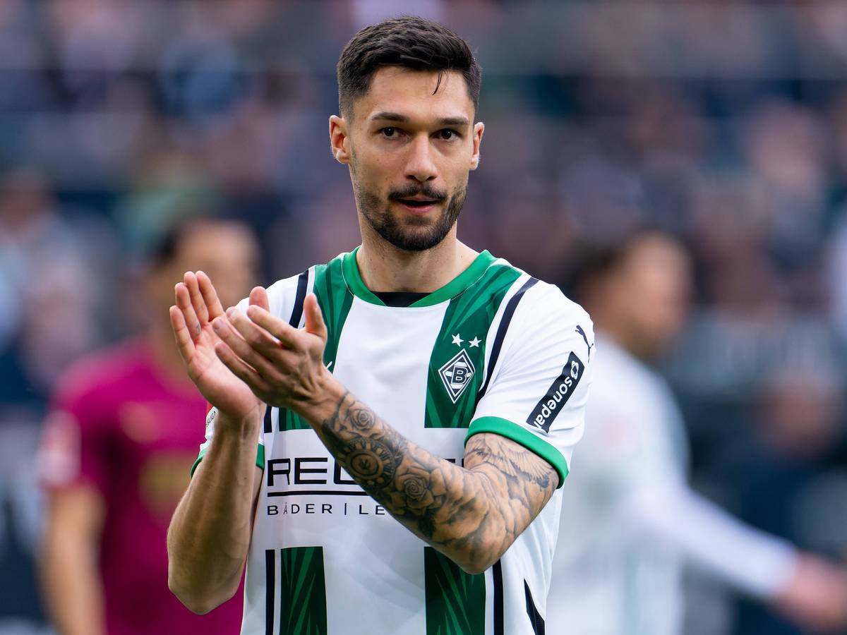 Borussia Mönchengladbachs Stürmer Tim Kleindienst applaudiert den Fans nach dem Bundesliga-Spiel gegen den FC Augsburg.