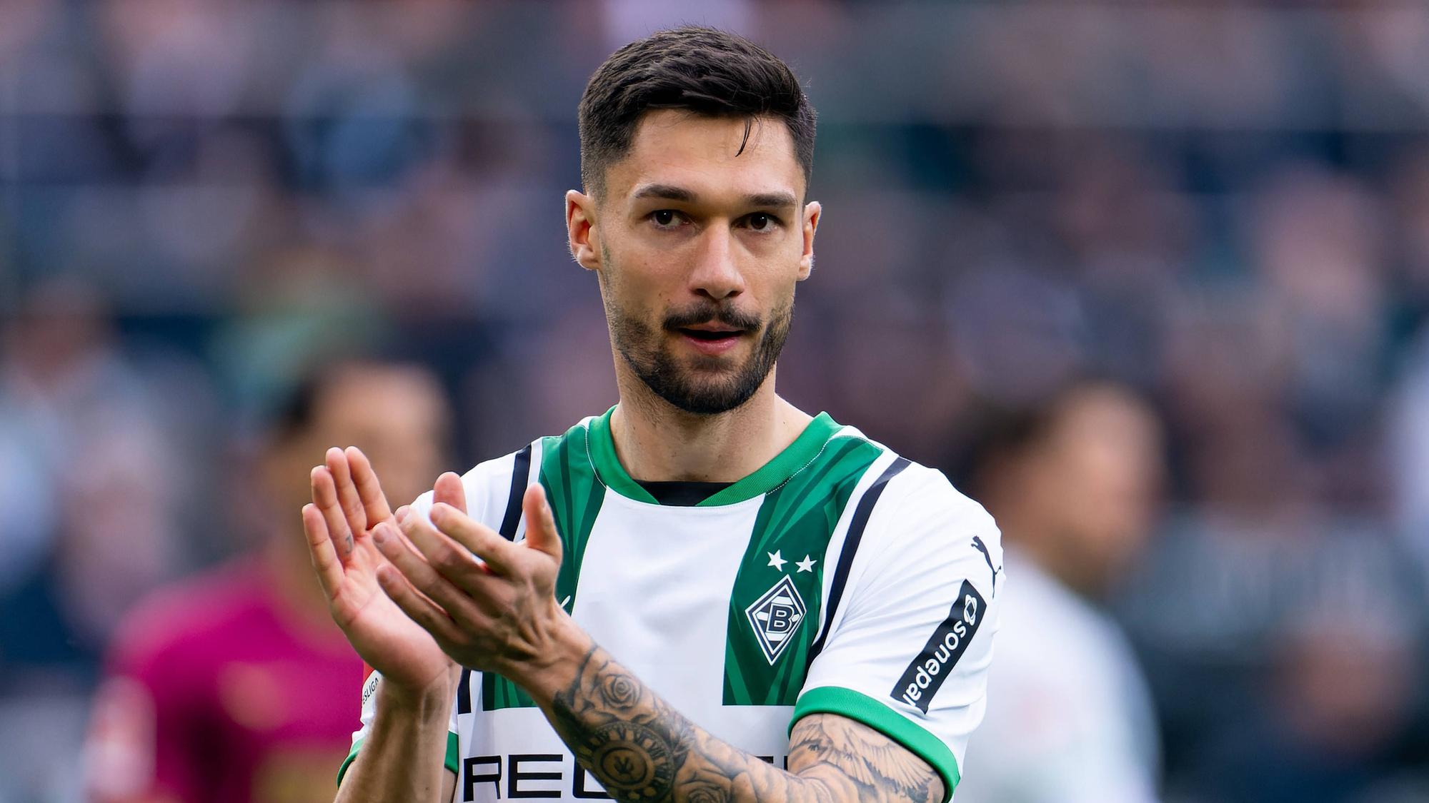 Borussia Mönchengladbachs Stürmer Tim Kleindienst applaudiert den Fans nach dem Bundesliga-Spiel gegen den FC Augsburg.