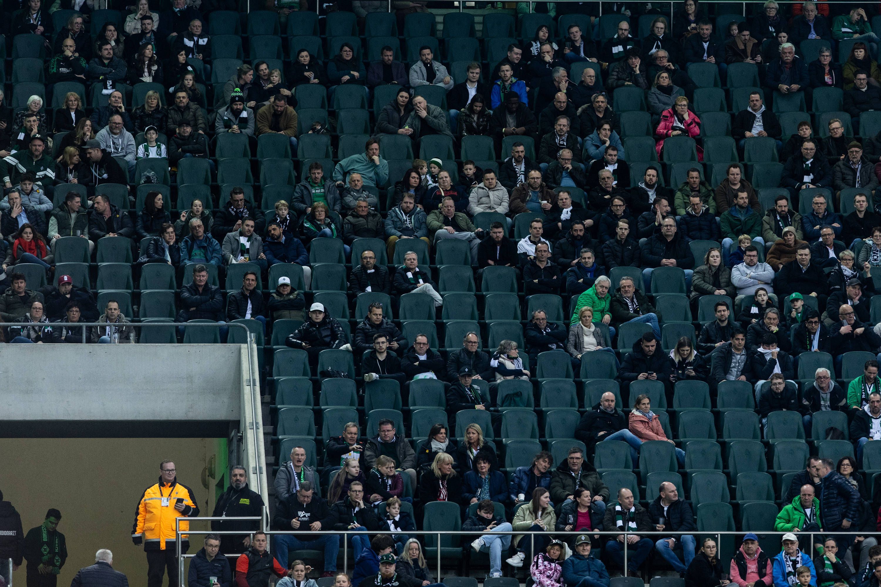 Blick auf die Tribüne des Gladbacher Borussia-Parks beim Bundesliga-Heimspiel gegen den FC Augsburg. Einige Sitze sind leer.
