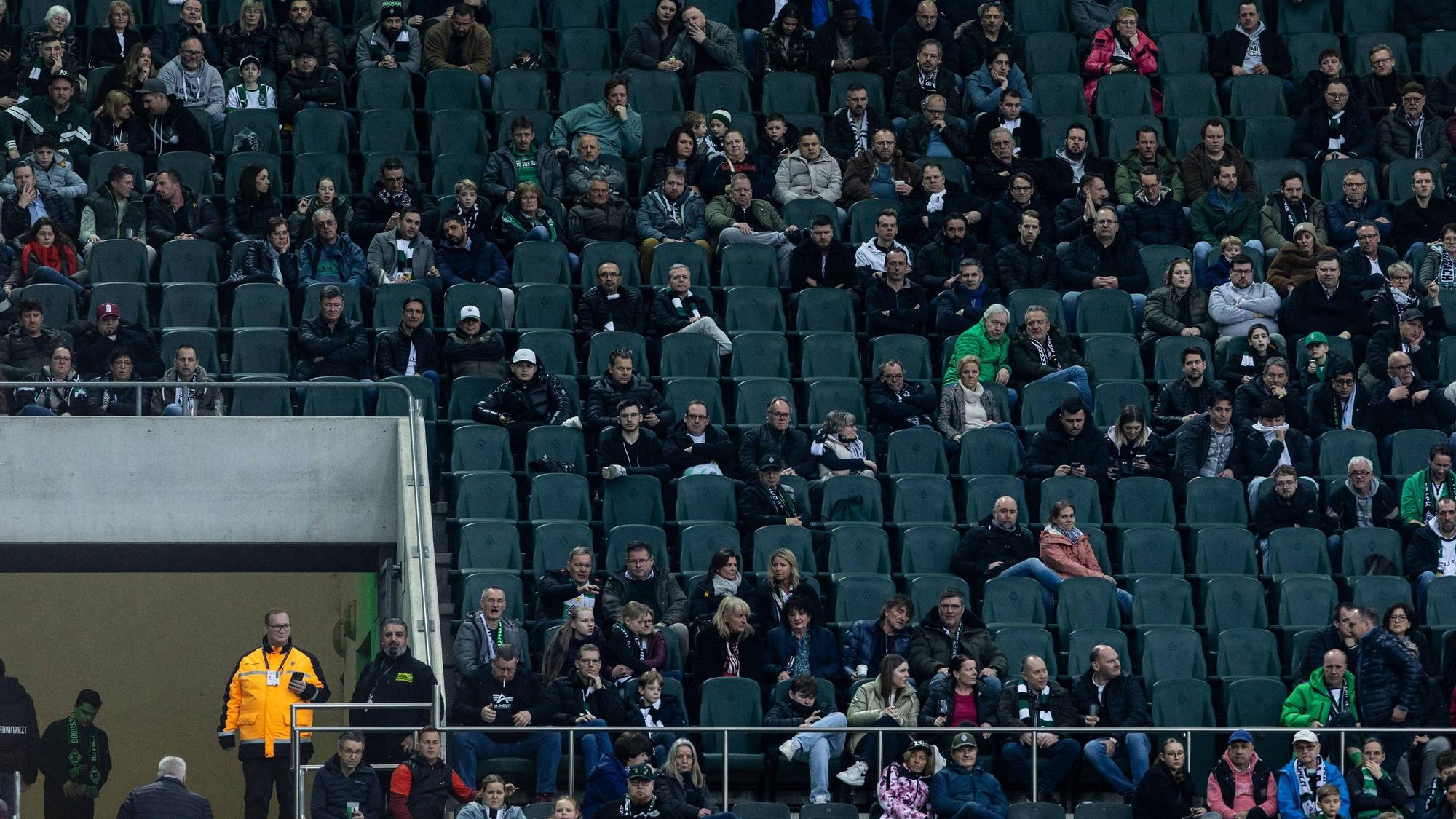 Blick auf die Tribüne des Gladbacher Borussia-Parks beim Bundesliga-Heimspiel gegen den FC Augsburg. Einige Sitze sind leer.