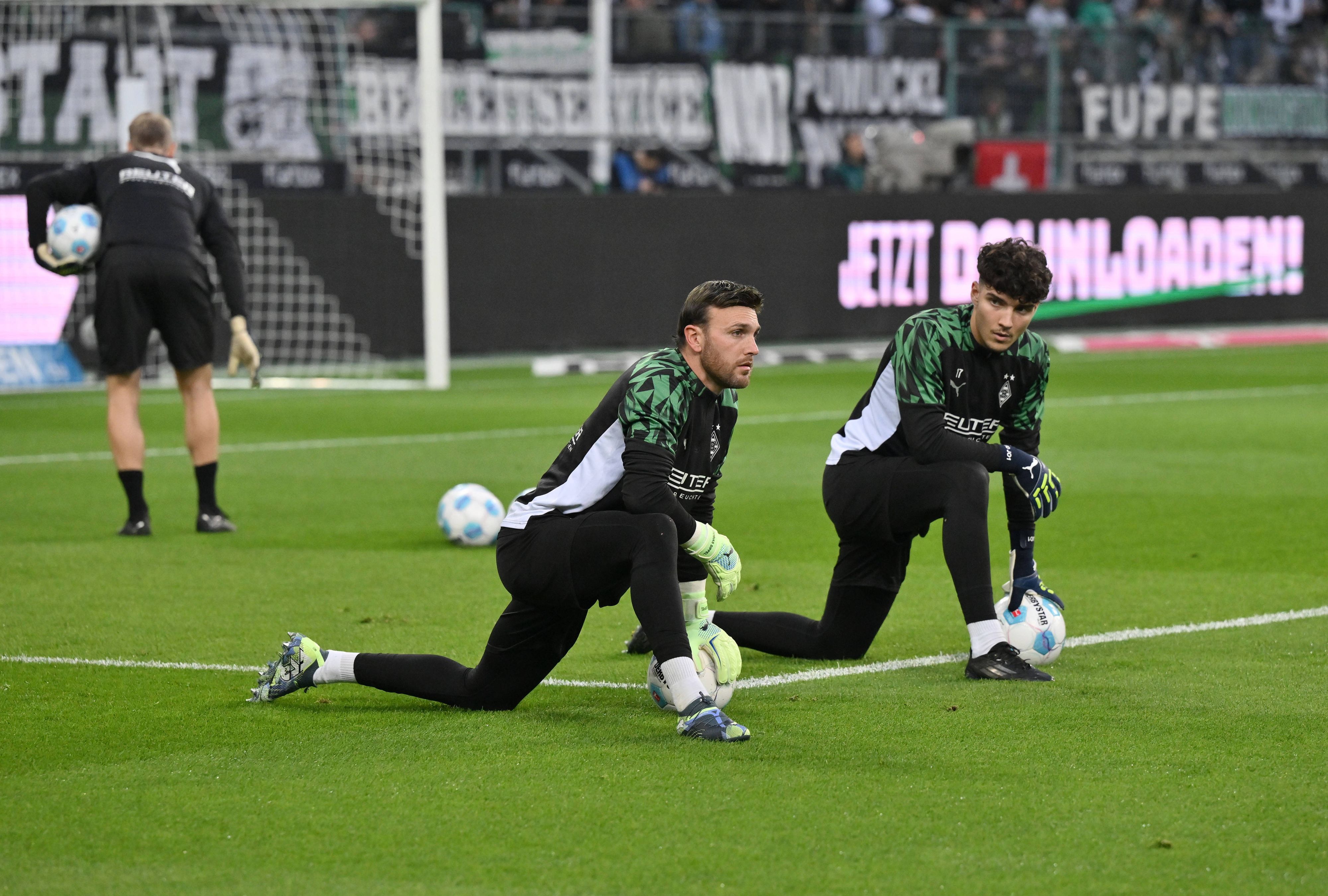 Tiago Pereira Cardoso und Tobias Sippel beim Warmmachen.