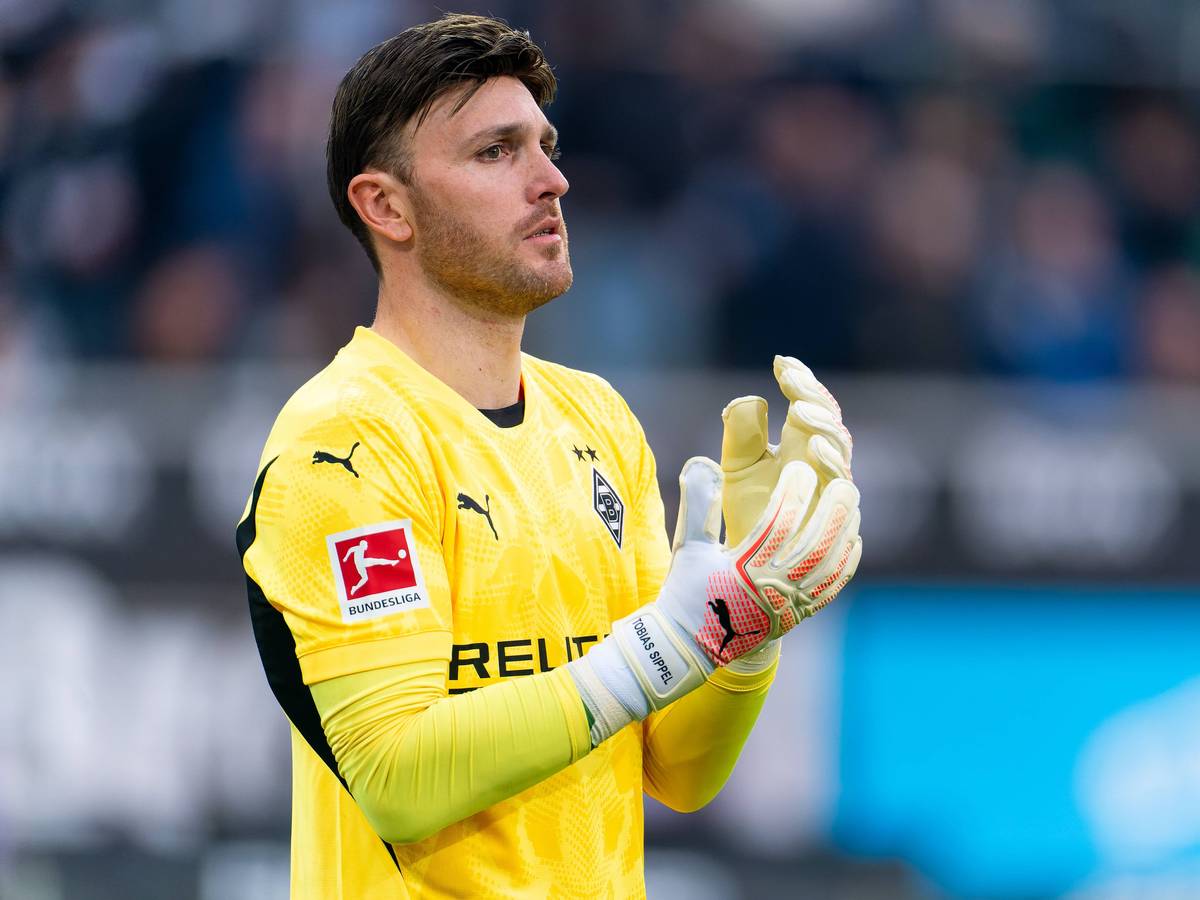 Borussia Mönchengladbachs Torwart Tobias Sippel steht im Bundesliga-Spiel gegen den FC Augsburg im Tor und richtet sich die Handschuhe.