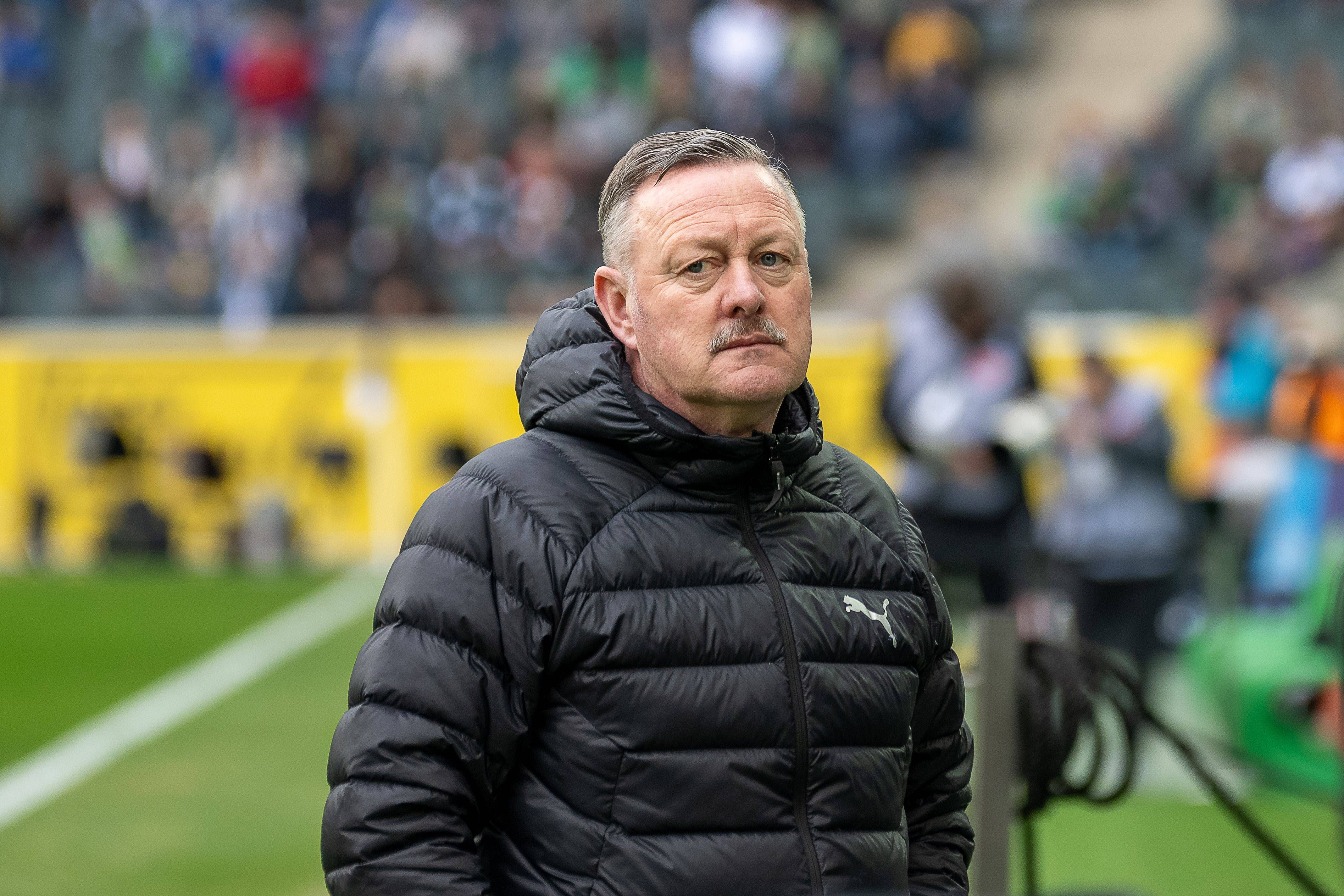 Borussia Mönchengladbachs Sport-Geschäftsführer Roland Virkus steht beim Bundesliga-Spiel gegen den FC Augsburg mit ernstem Blick am Spielfeldrand.