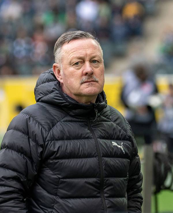 Borussia Mönchengladbachs Sport-Geschäftsführer Roland Virkus steht beim Bundesliga-Spiel gegen den FC Augsburg mit ernstem Blick am Spielfeldrand.