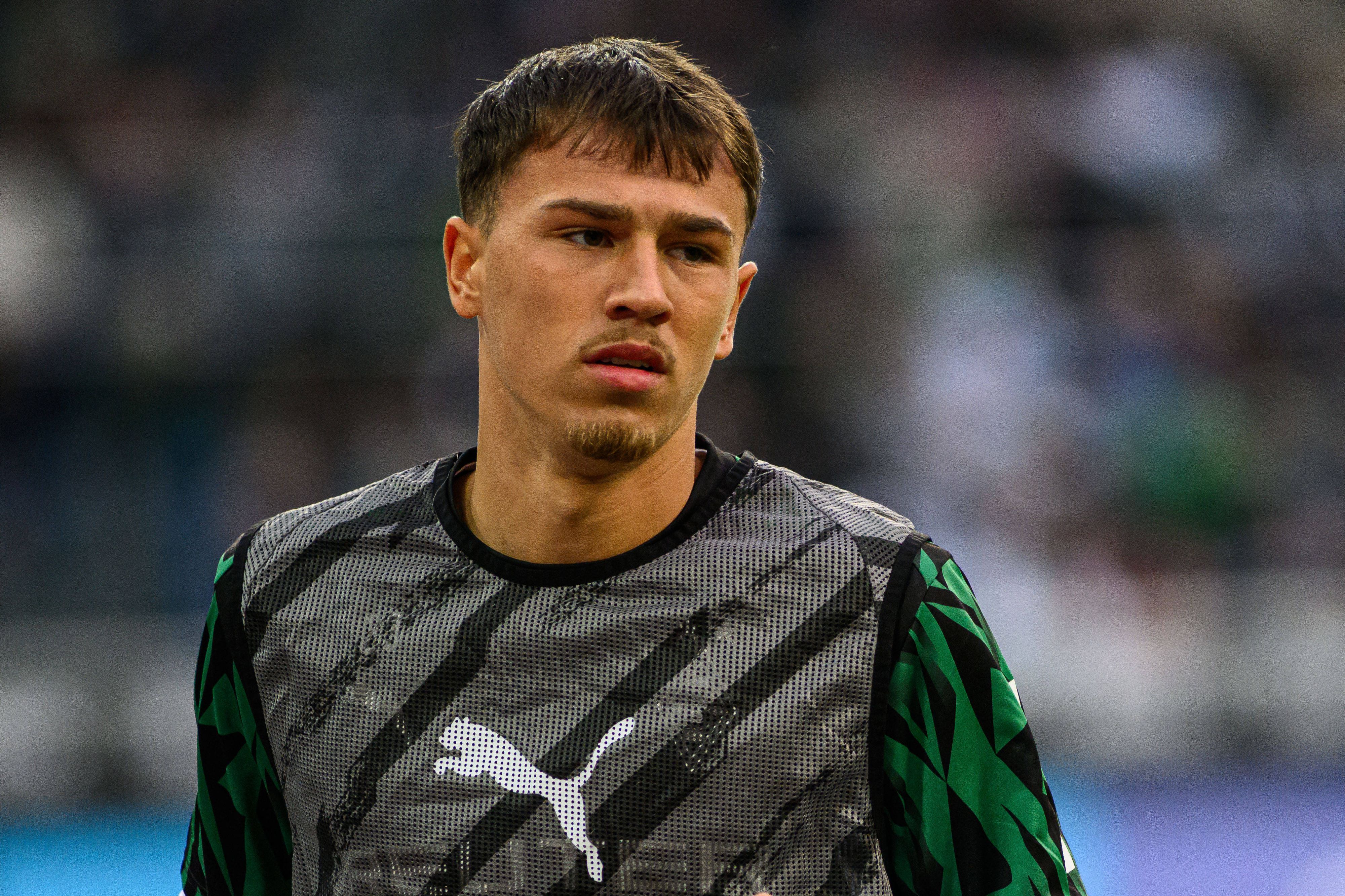 Borussia Mönchengladbachs Noah Pesch wärmt sich während des Bundesliga-Heimspiels gegen den FC Augsburg auf.