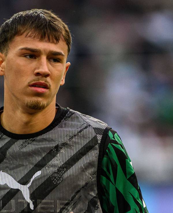 Borussia Mönchengladbachs Noah Pesch wärmt sich während des Bundesliga-Heimspiels gegen den FC Augsburg auf.