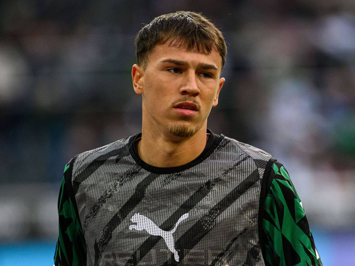 Borussia Mönchengladbachs Noah Pesch wärmt sich während des Bundesliga-Heimspiels gegen den FC Augsburg auf.