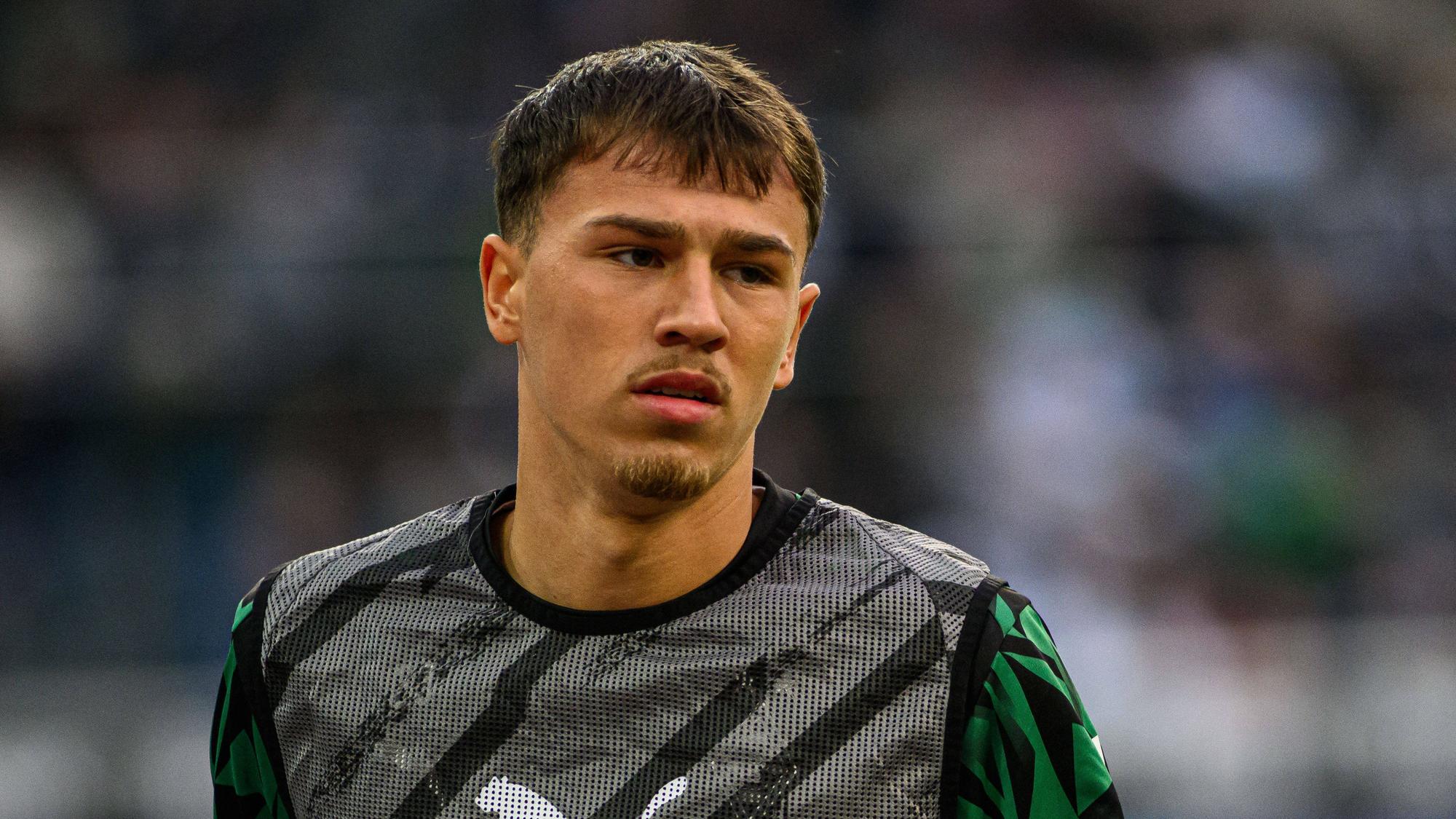 Borussia Mönchengladbachs Noah Pesch wärmt sich während des Bundesliga-Heimspiels gegen den FC Augsburg auf.