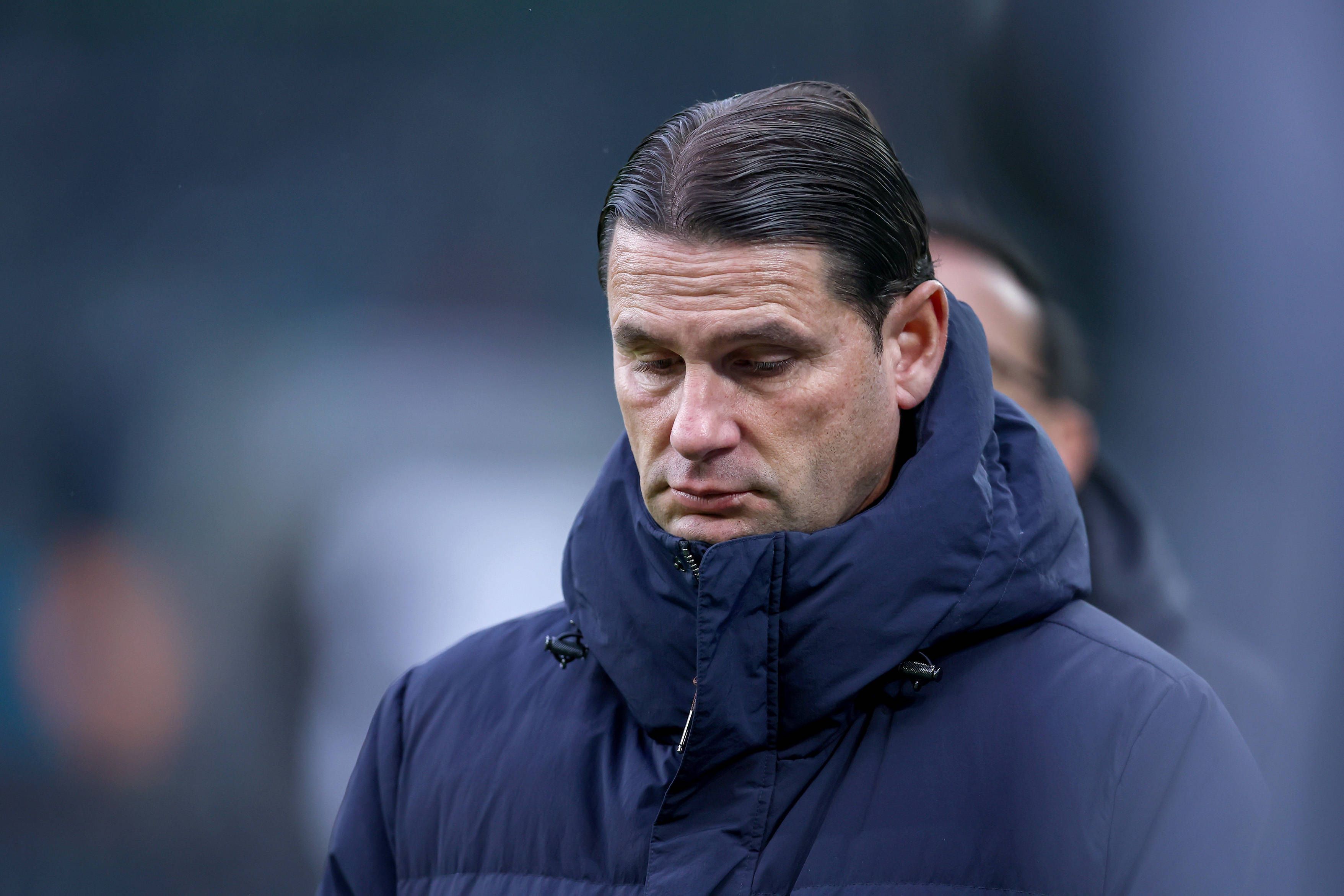 Gerardo Seoane schaut überlegend auf den Boden.