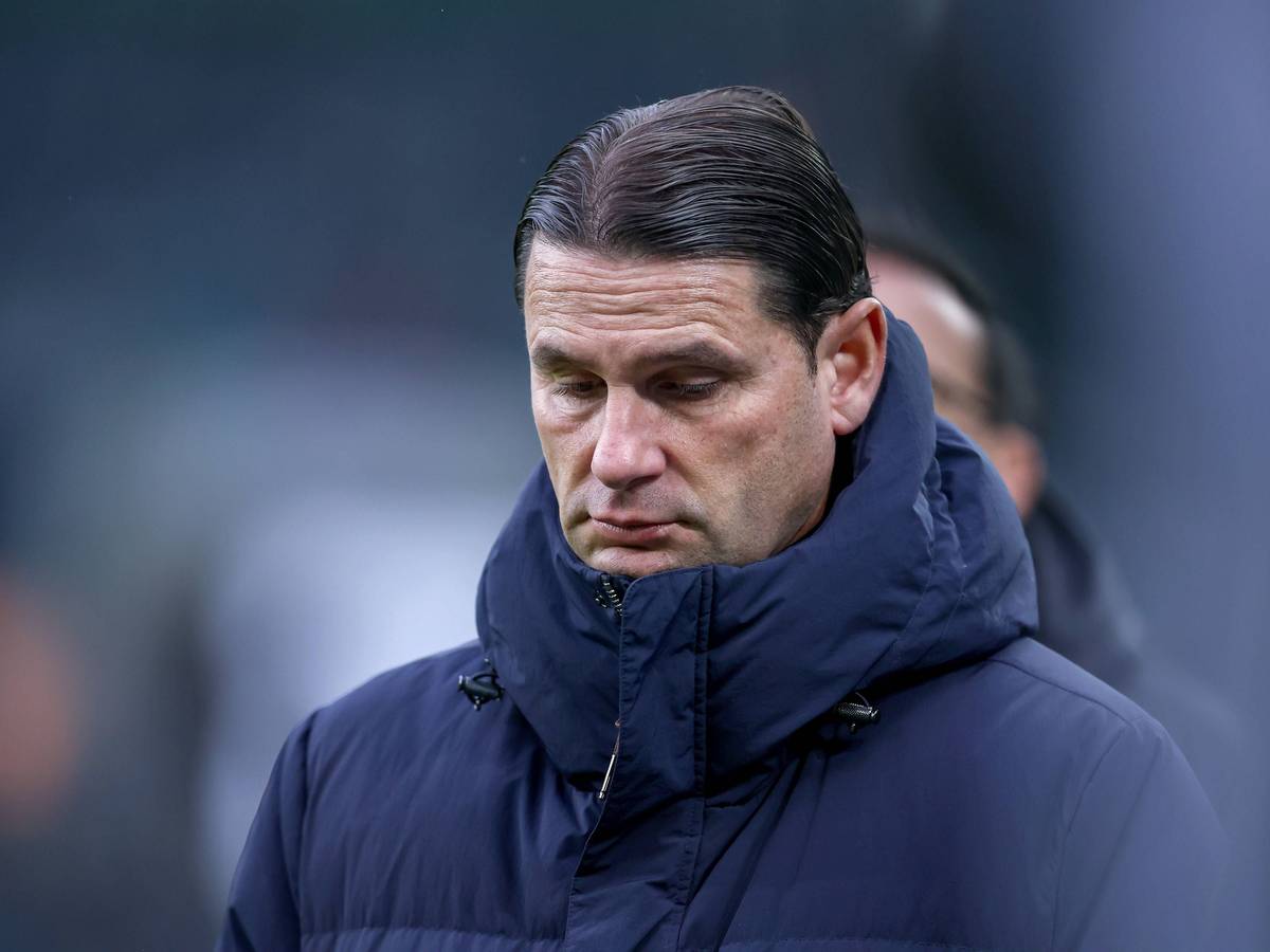 Gerardo Seoane schaut überlegend auf den Boden.