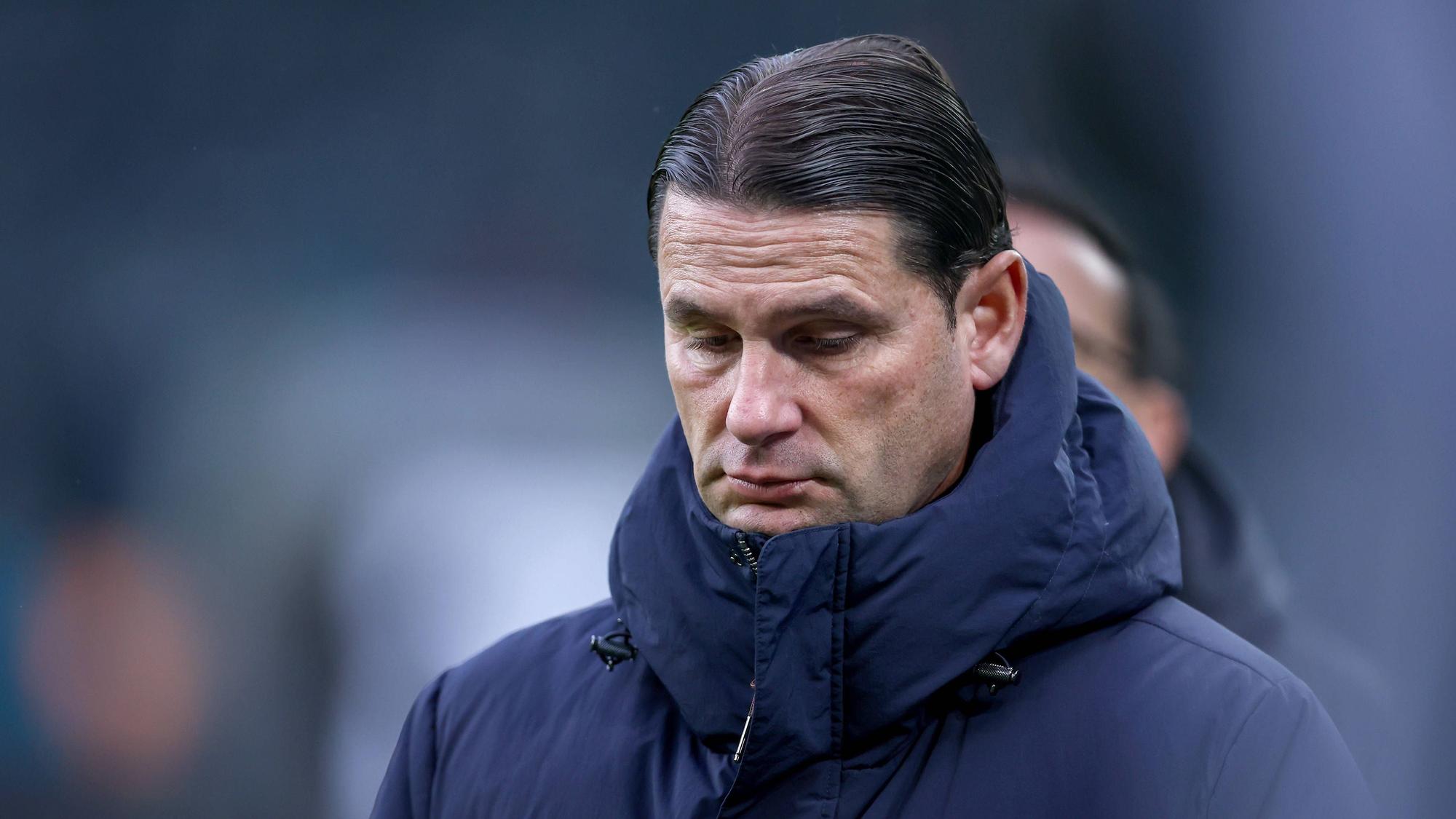 Gerardo Seoane schaut überlegend auf den Boden.