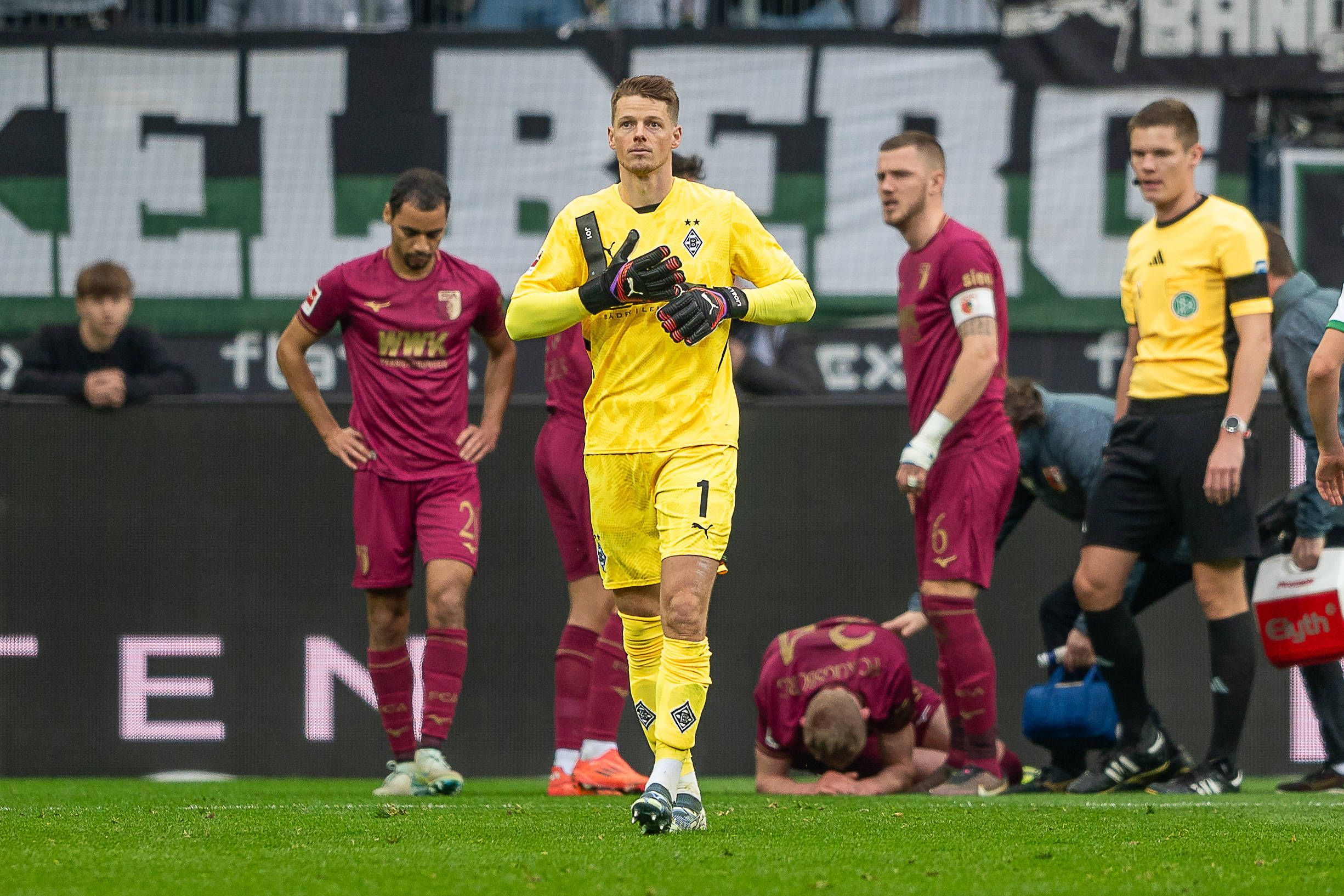 Jonas Omlin zieht die Handschuhe aus.