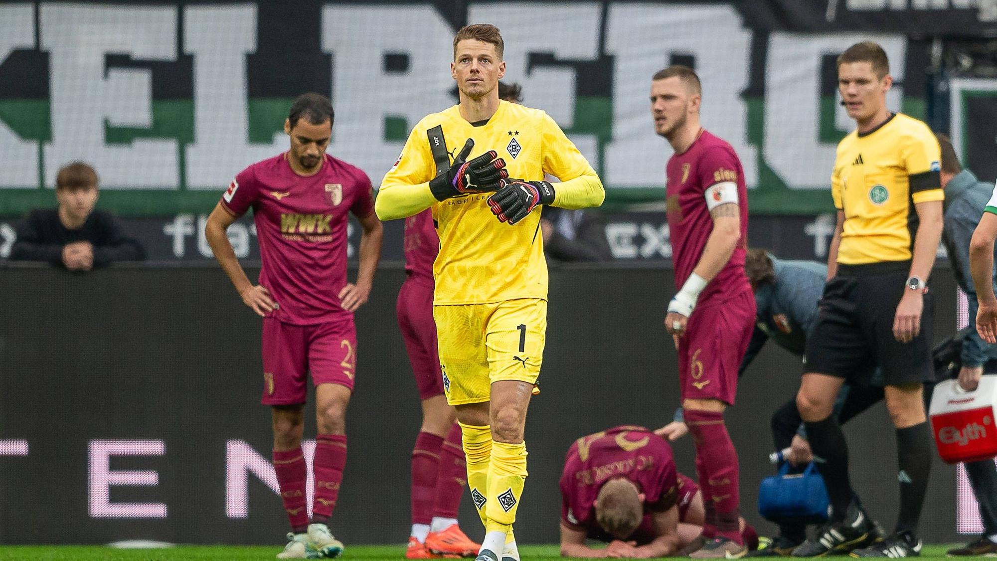 Jonas Omlin zieht die Handschuhe aus.