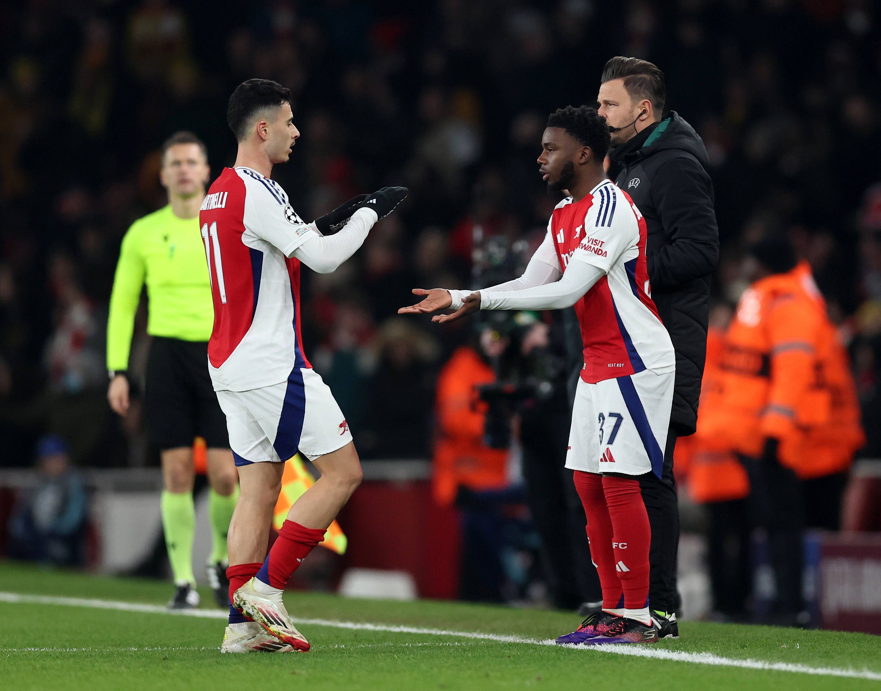 Eine Auswechslung am Spielfeldrand vom FC Arsenal in der Champions League.