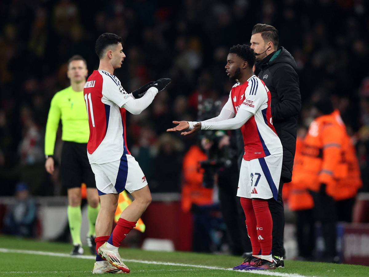 Eine Auswechslung am Spielfeldrand vom FC Arsenal in der Champions League.
