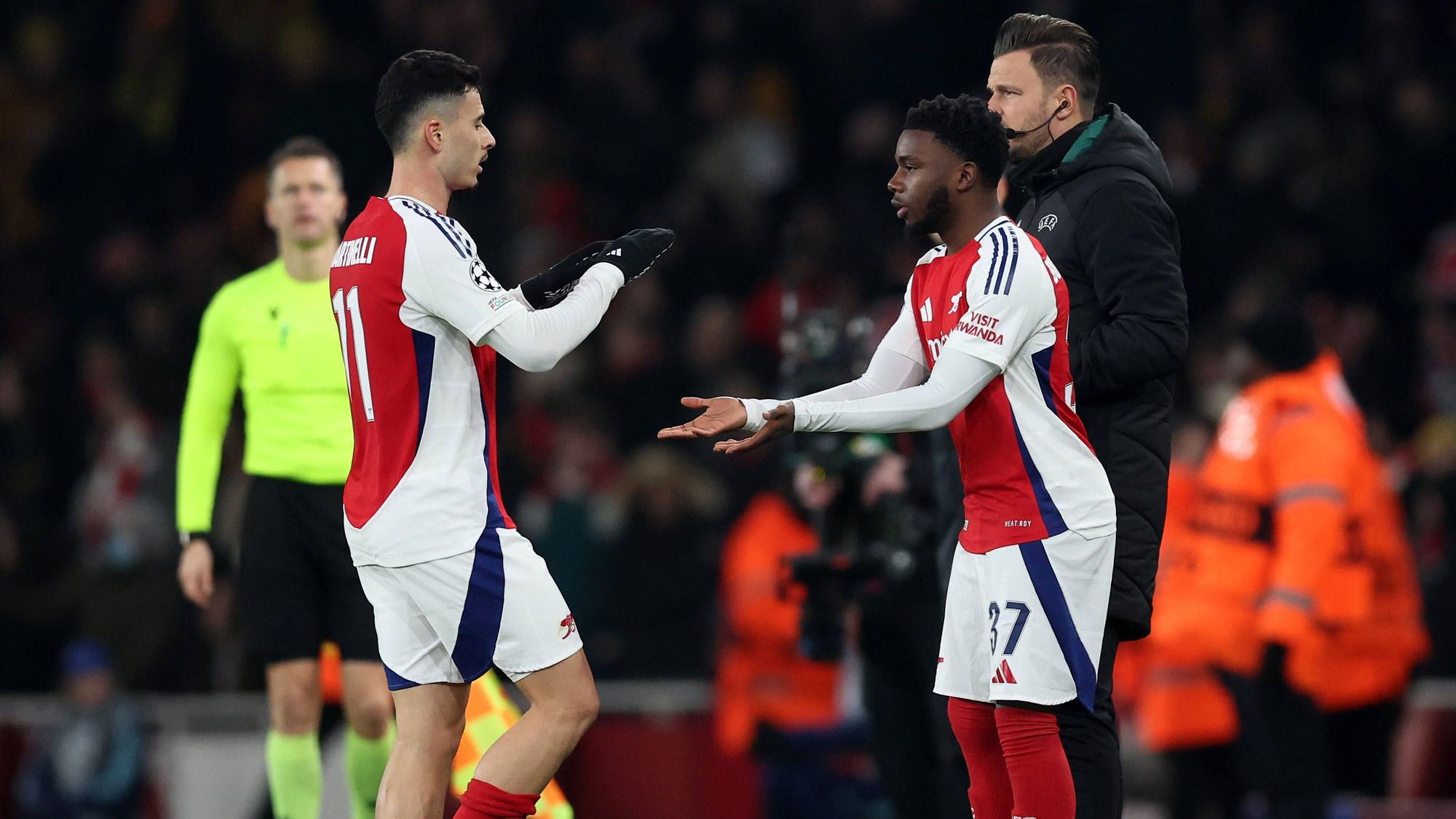 Eine Auswechslung am Spielfeldrand vom FC Arsenal in der Champions League.