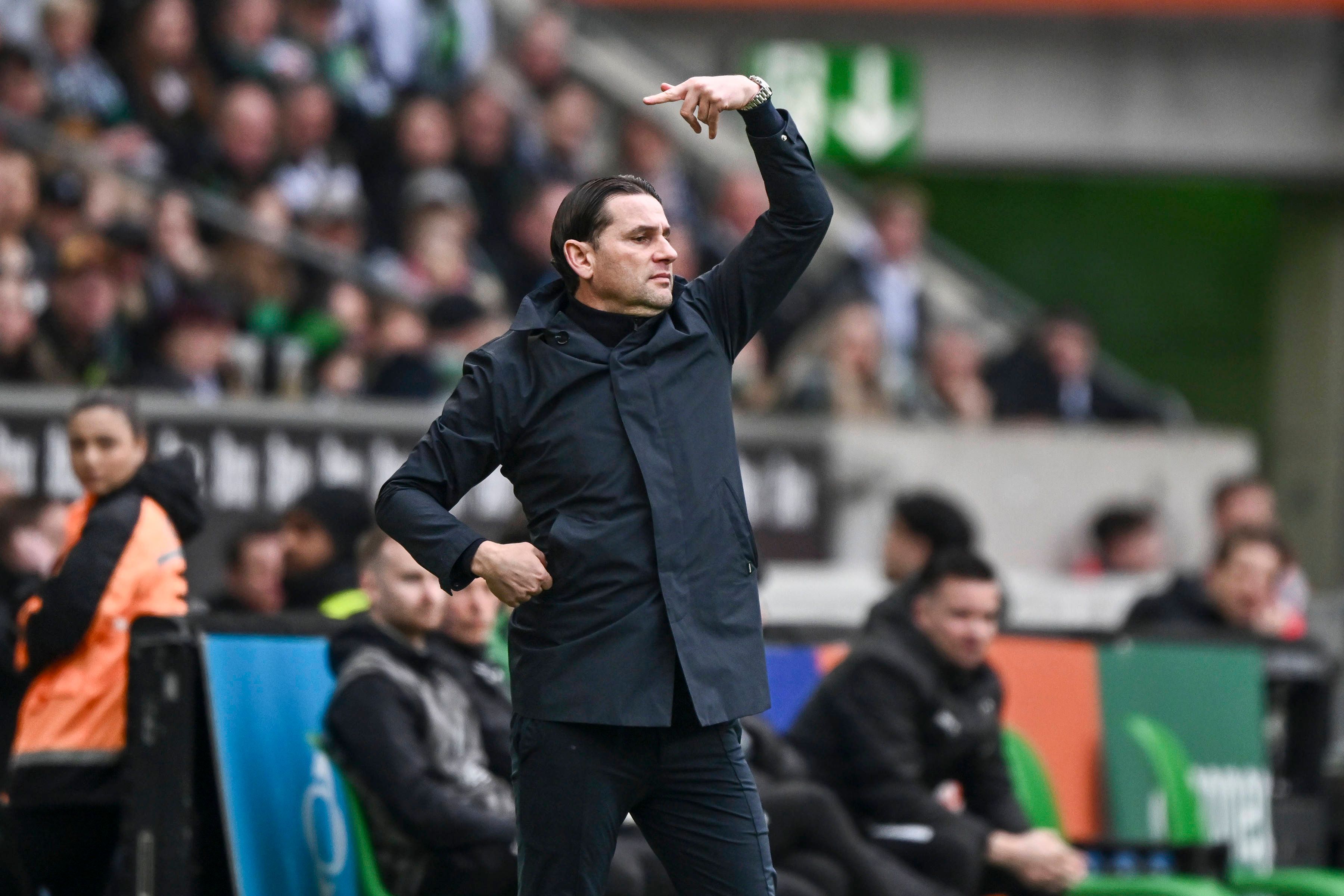 Gerardo Seoane dirigiert am Spielfeldrand.