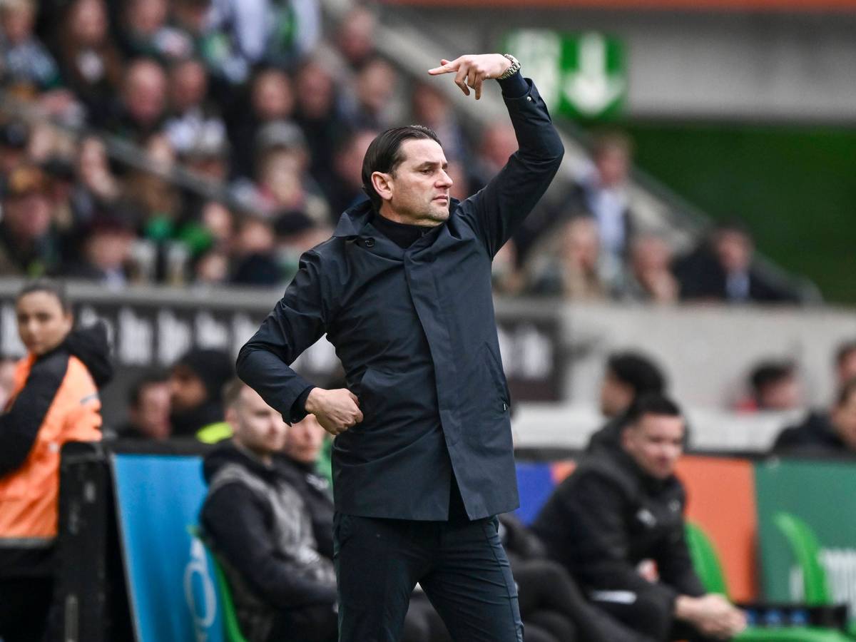 Gerardo Seoane dirigiert am Spielfeldrand.