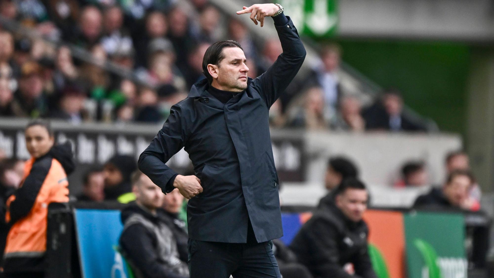 Gerardo Seoane dirigiert am Spielfeldrand.