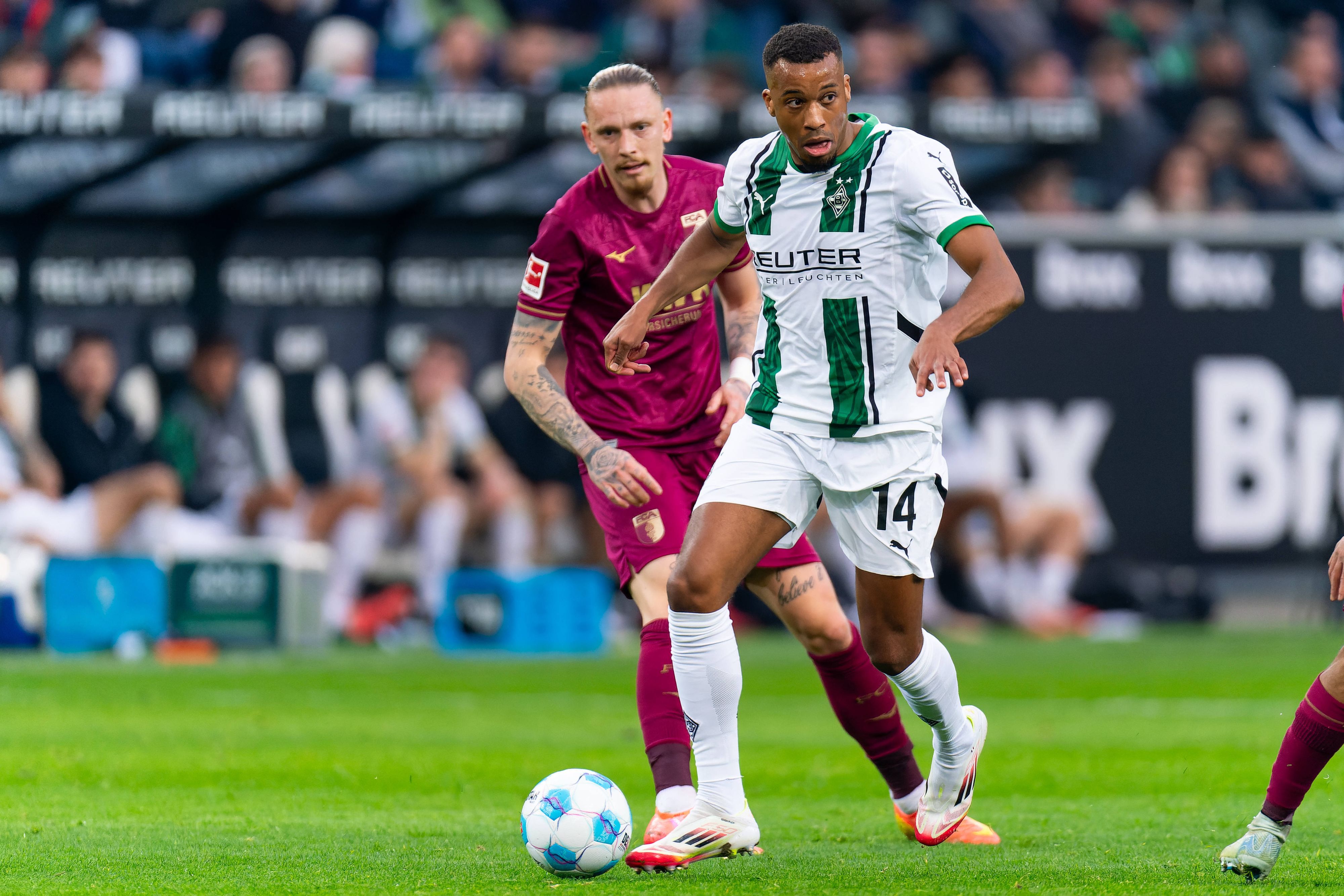 Alassane Plea am Ball.