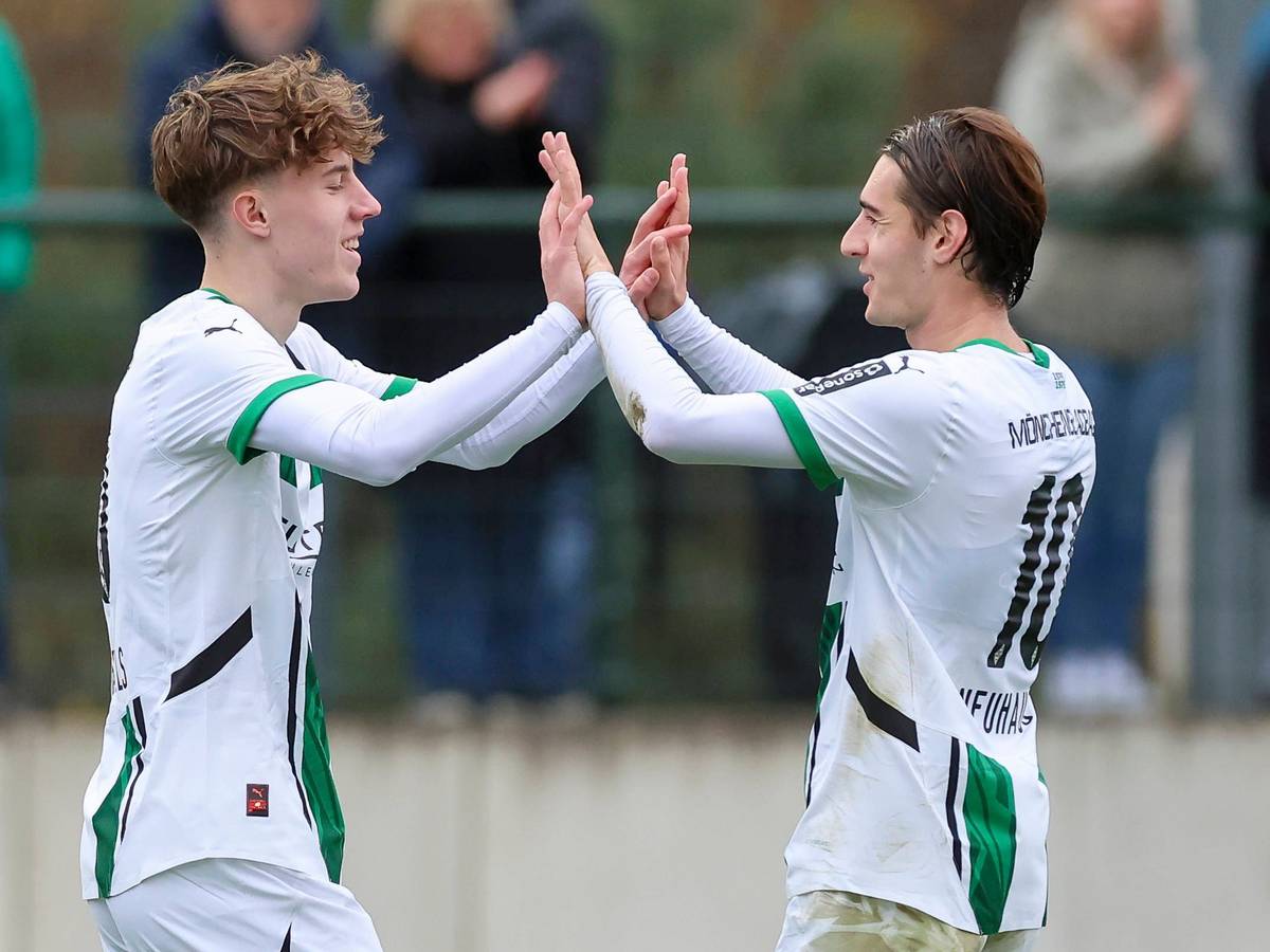 Angreifer Yannick Michaelis und Mittelfeldspieler Florian Neuhaus klatschen sich im Spiel ihres Klubs Borussia Mönchengladbach gegen Preußen Münster ab.