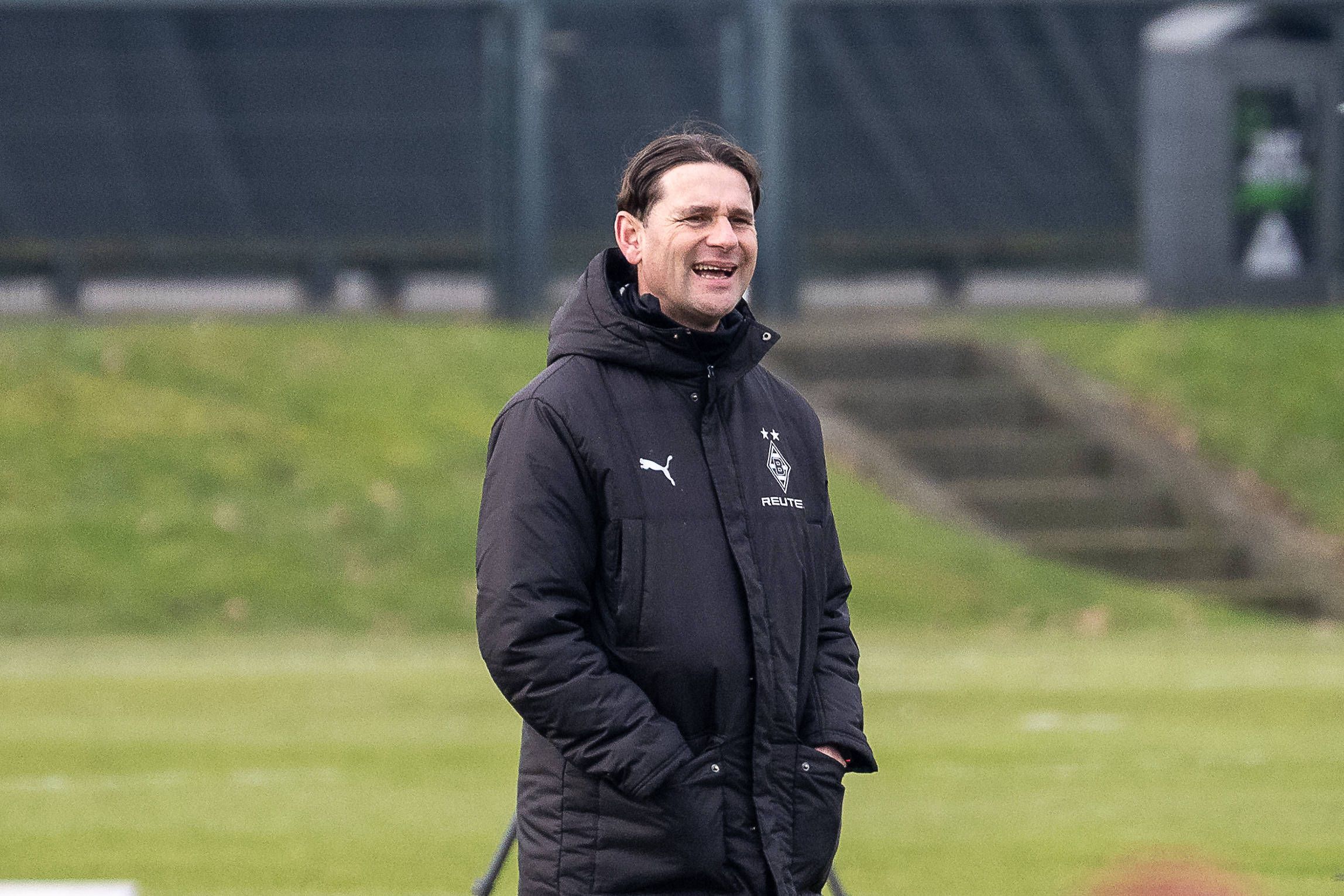 Gerardo Seoane in Winterjacke im Borussia-Training.