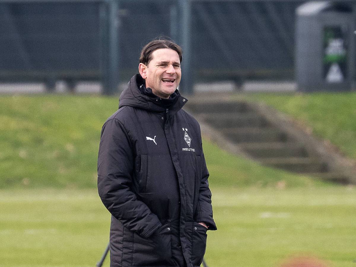 Gerardo Seoane in Winterjacke im Borussia-Training.