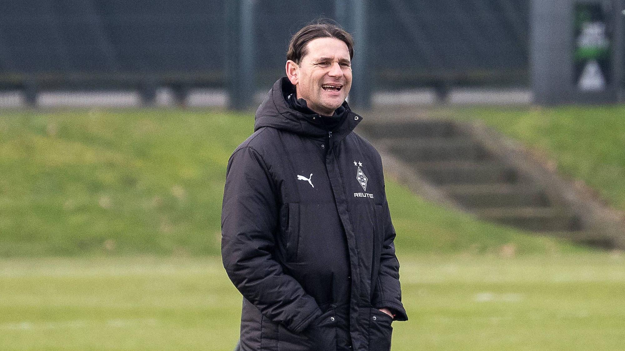 Gerardo Seoane in Winterjacke im Borussia-Training.