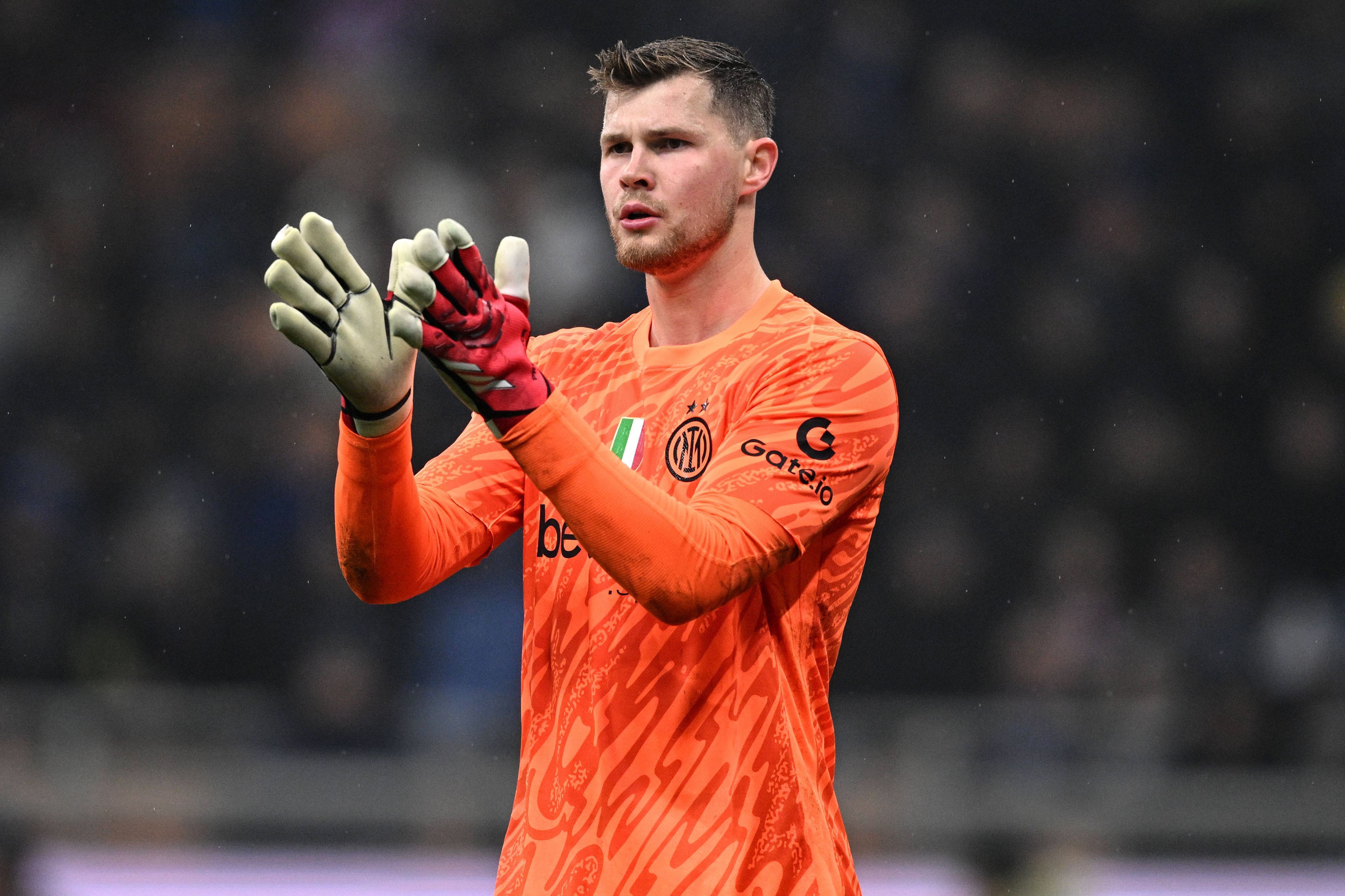 Inter Mailands Torwart Josep Martínez klatscht während des Pokal-Spiels gegen Lazio Rom in die Hände.