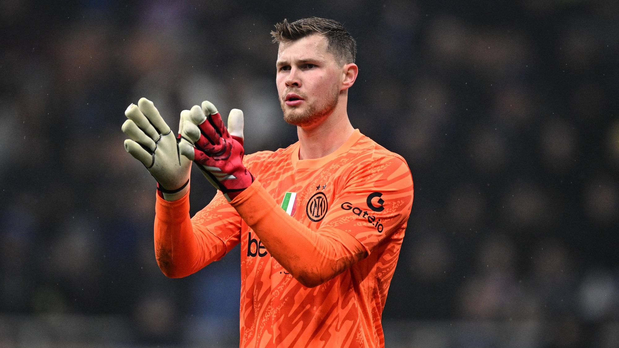 Inter Mailands Torwart Josep Martínez klatscht während des Pokal-Spiels gegen Lazio Rom in die Hände.