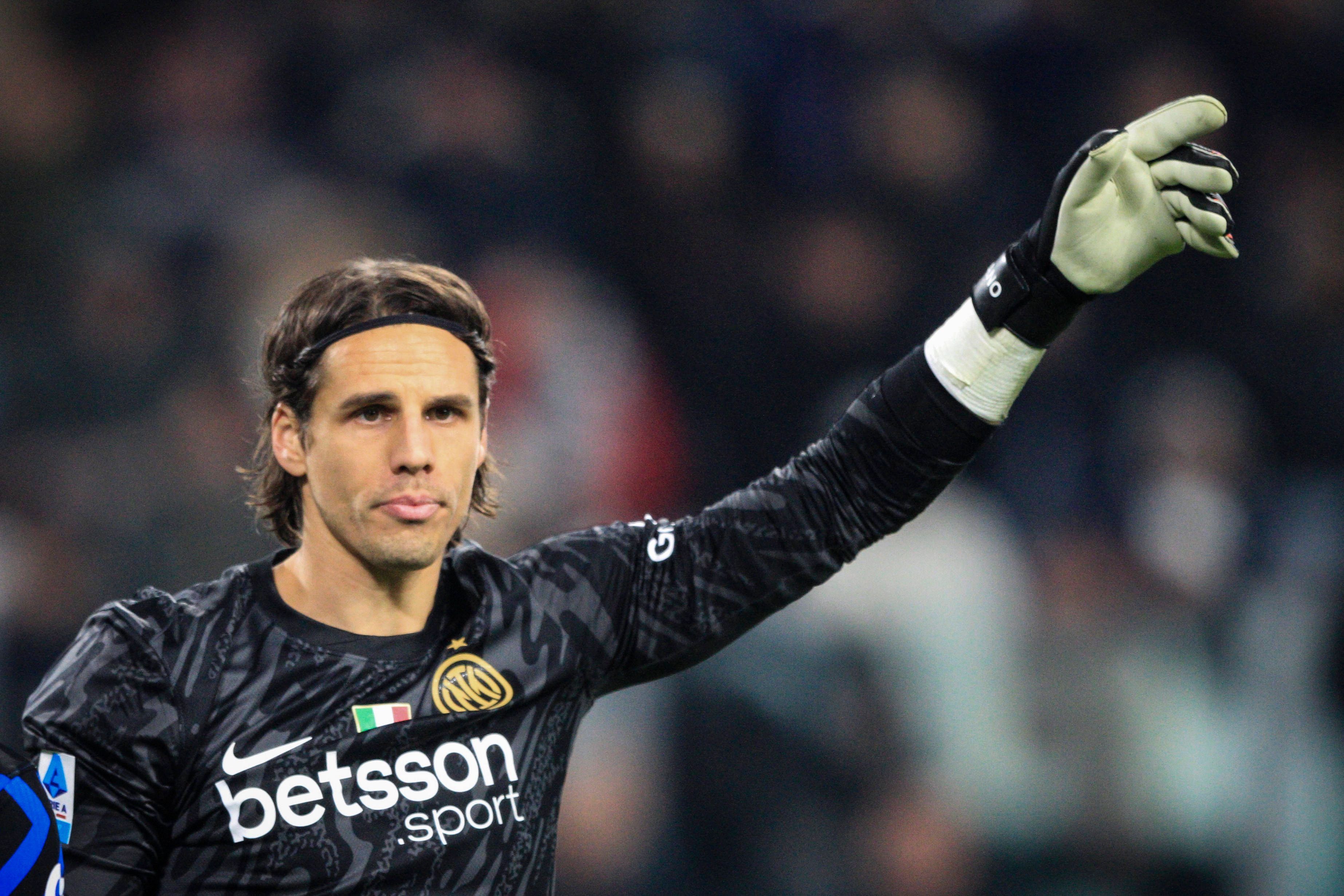 Inter Mailands Torwart Yann Sommer gestikuliert im Liga-Spiel bei Juventus Turin mit dem linken Arm.
