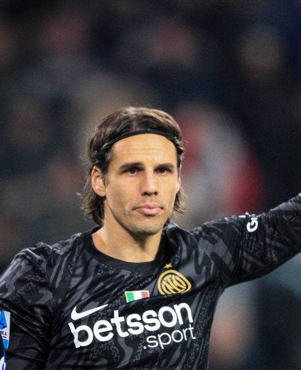 Inter Mailands Torwart Yann Sommer gestikuliert im Liga-Spiel bei Juventus Turin mit dem linken Arm.