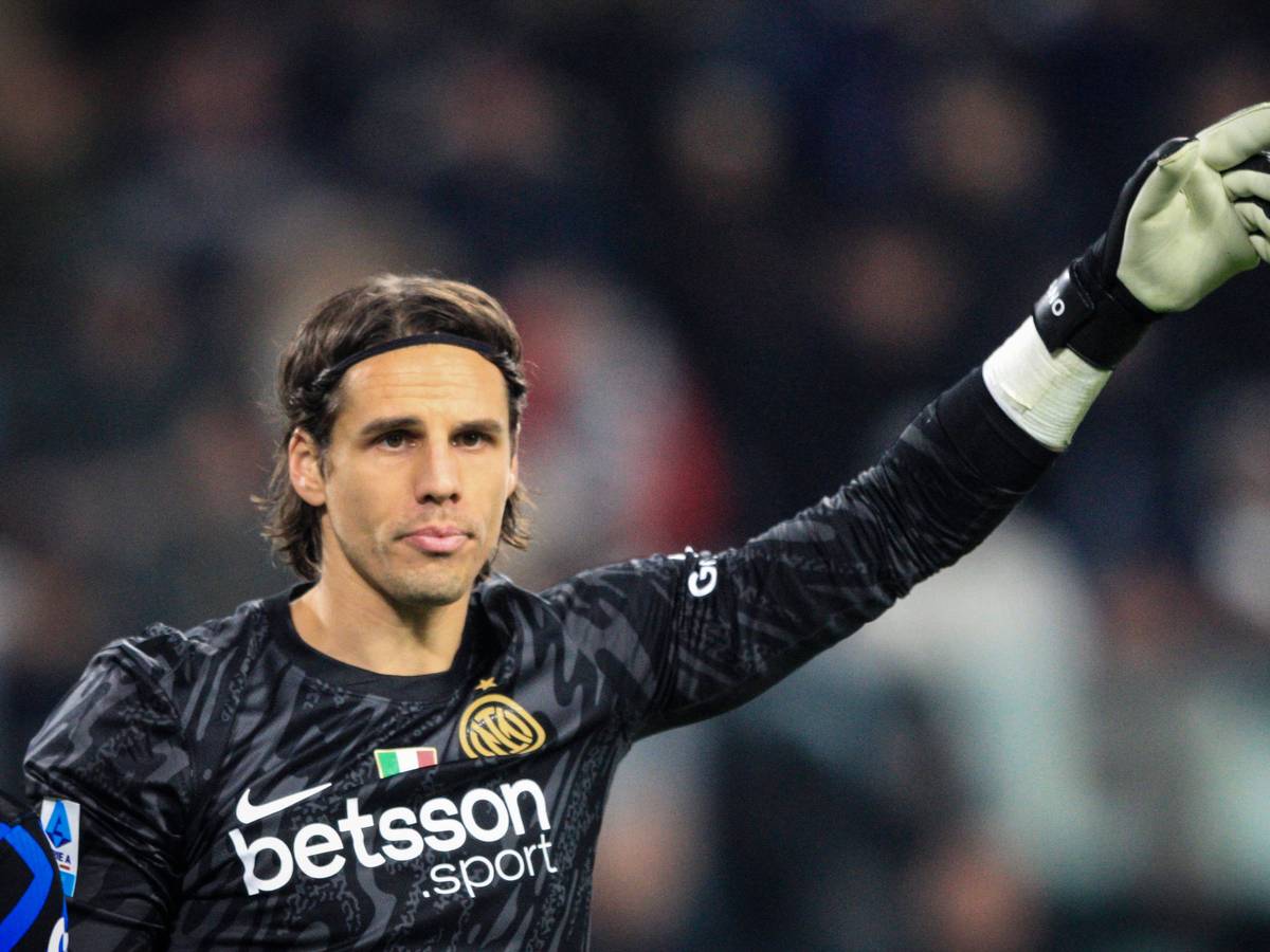 Inter Mailands Torwart Yann Sommer gestikuliert im Liga-Spiel bei Juventus Turin mit dem linken Arm.