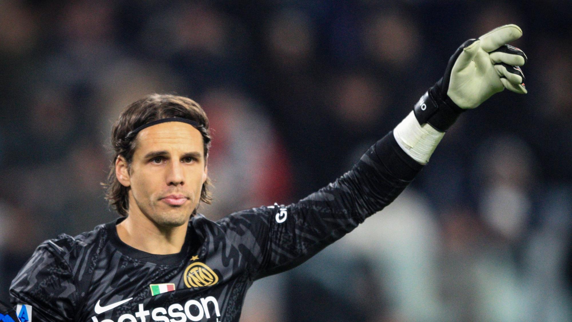 Inter Mailands Torwart Yann Sommer gestikuliert im Liga-Spiel bei Juventus Turin mit dem linken Arm.