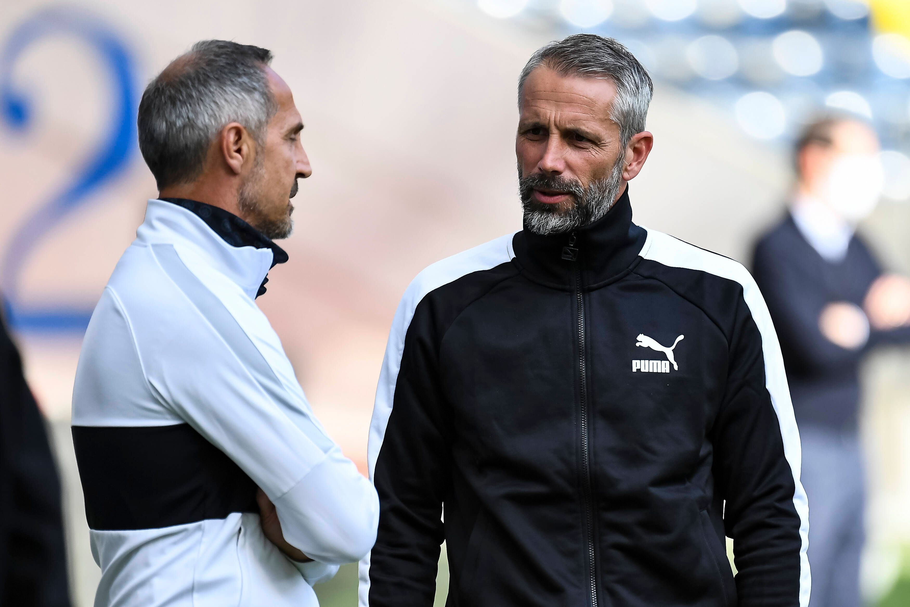 Adi Hütter und Marco Rose im Trainingsanzug an der Seitenlinie.