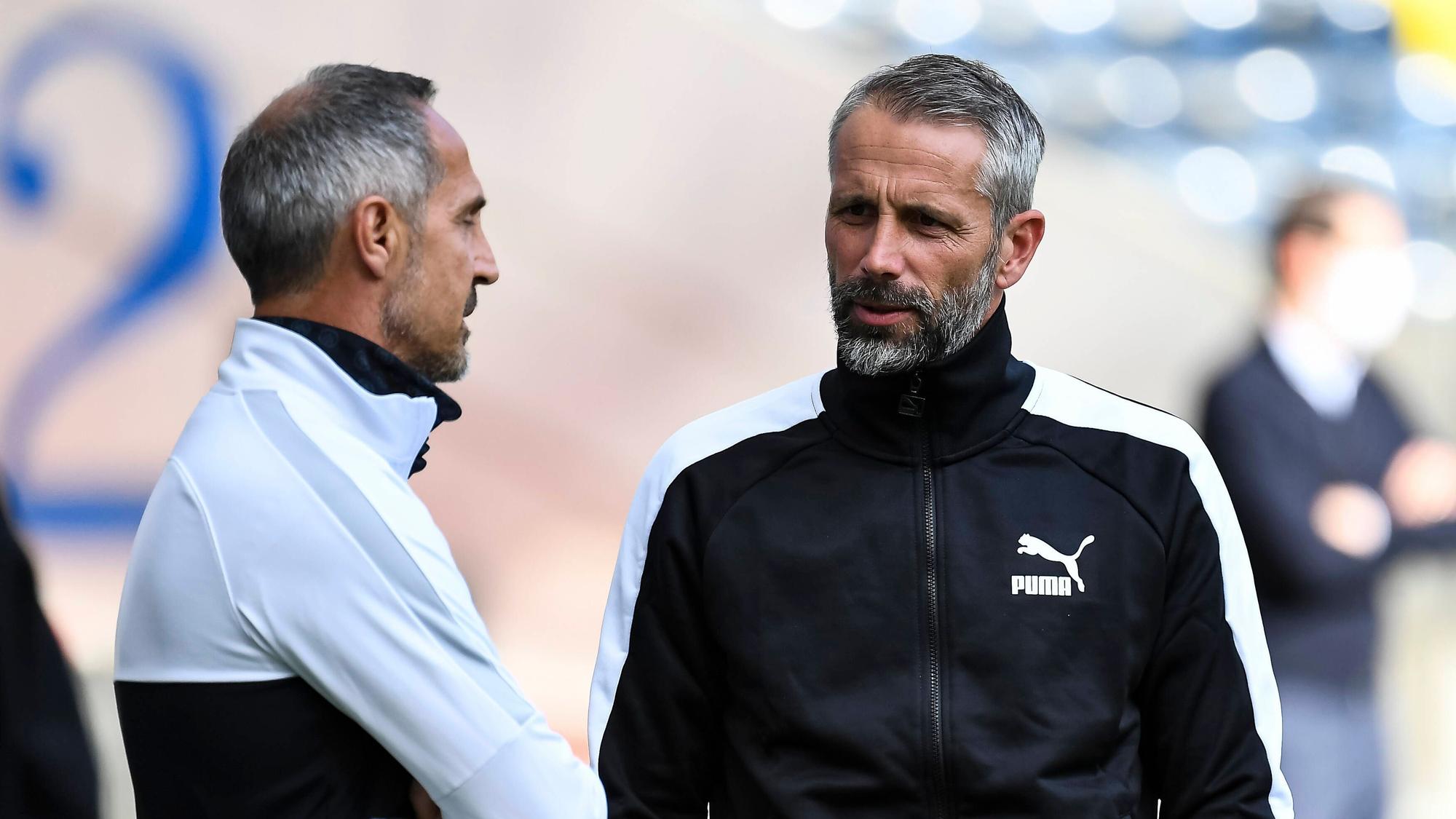 Adi Hütter und Marco Rose im Trainingsanzug an der Seitenlinie.
