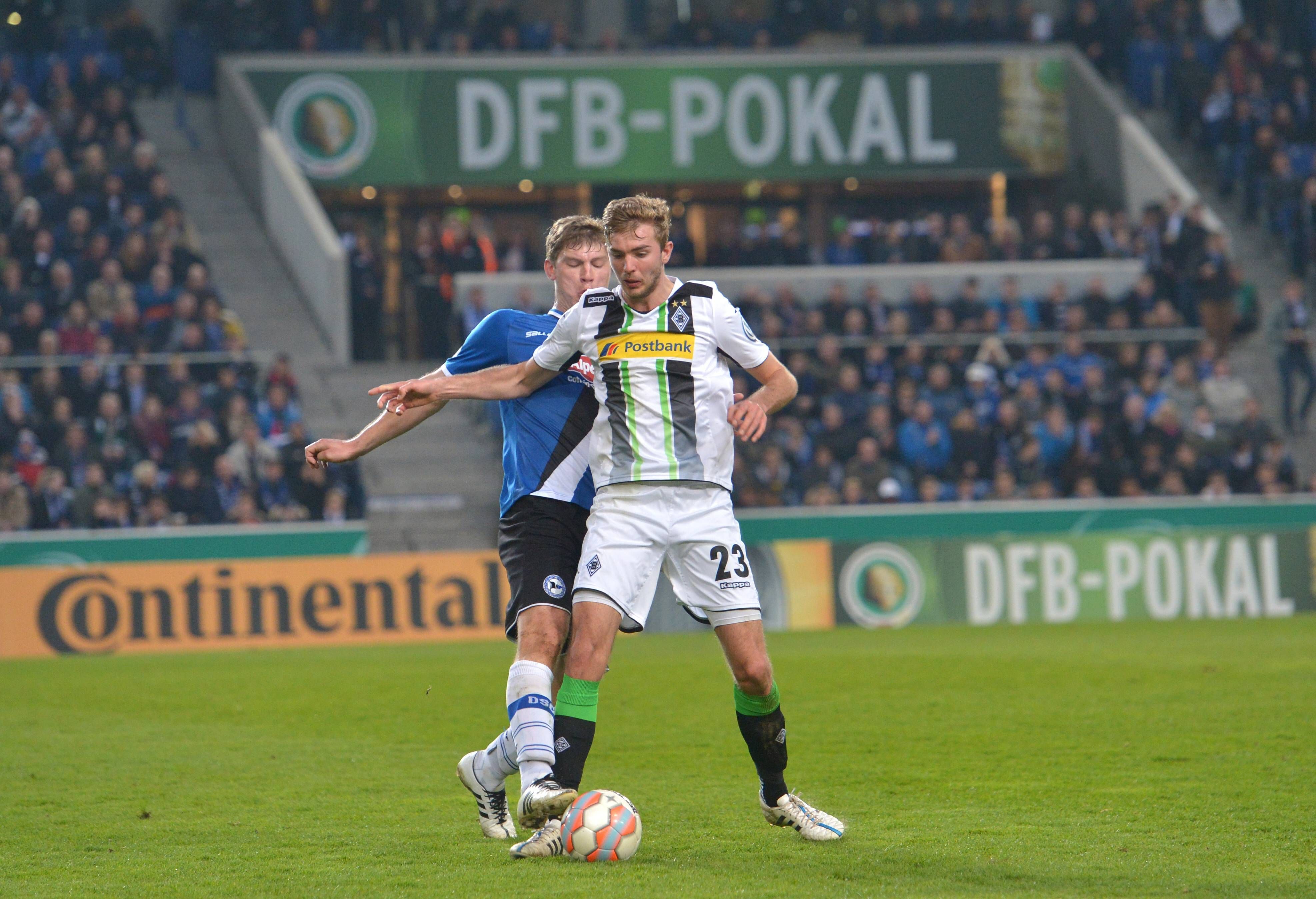 Christoph Kramer schirmt den Ball gegen Fabian Klos ab.